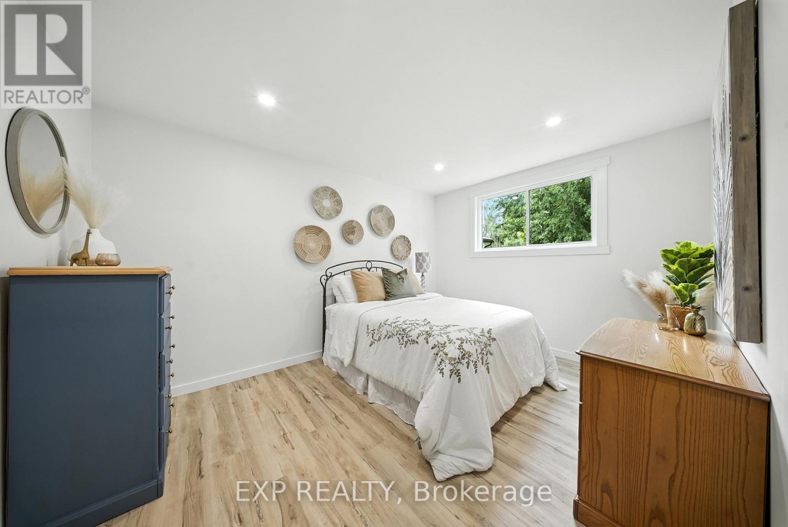 92 Mary Street, Clearview, Ontario  L0M 1G0 - Photo 21 - S12382697