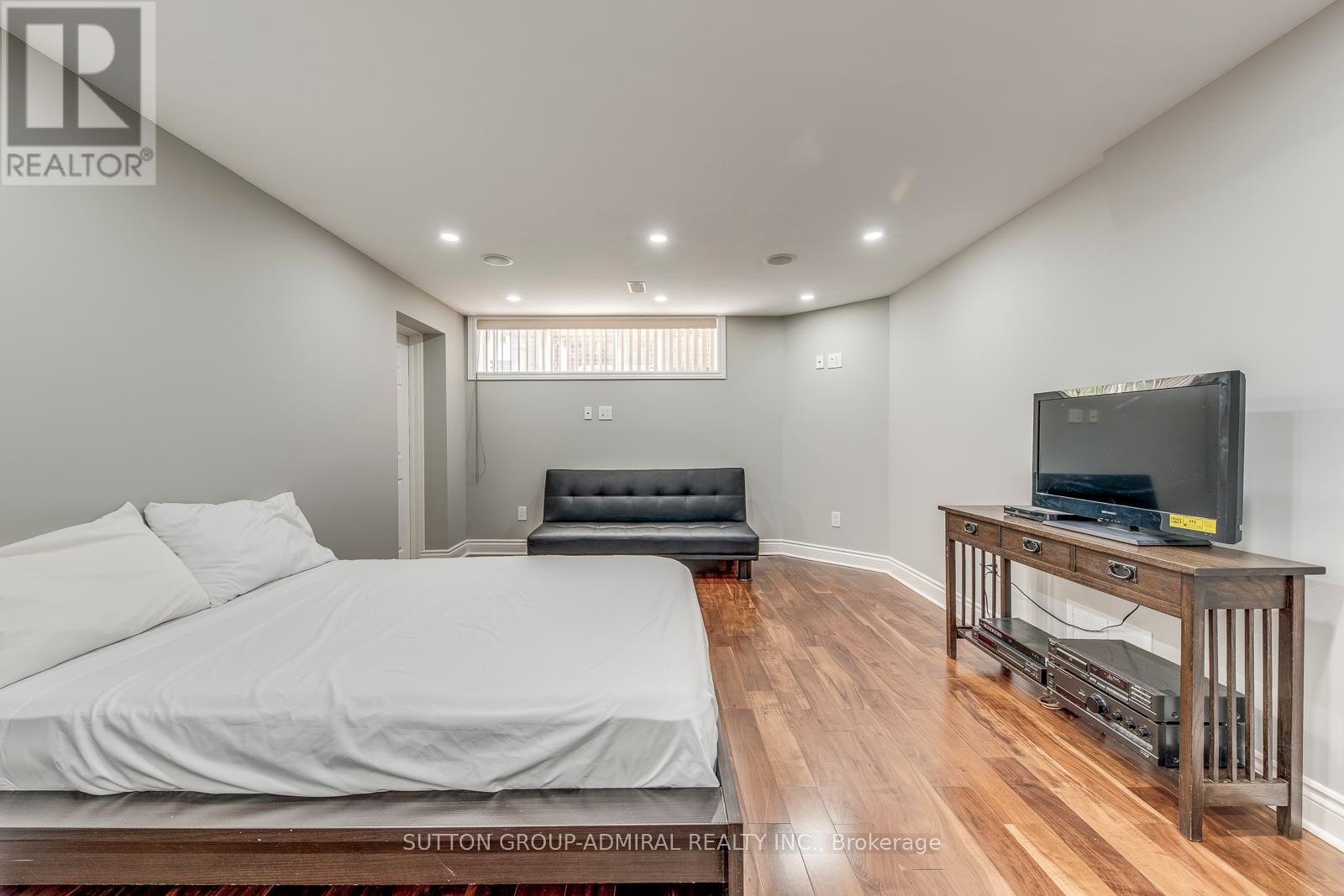 69 Norgrove Crescent, Toronto, Ontario  M9P 3C7 - Photo 11 - W12382709