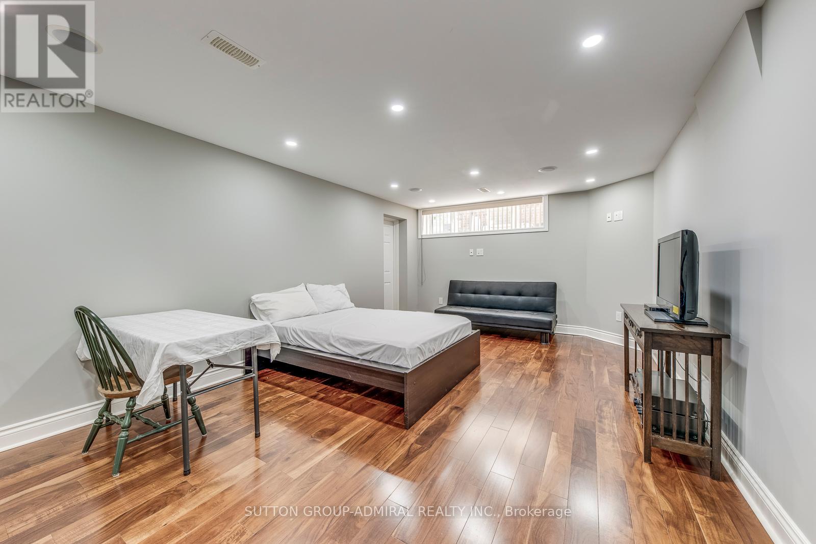 69 Norgrove Crescent, Toronto, Ontario  M9P 3C7 - Photo 12 - W12382709