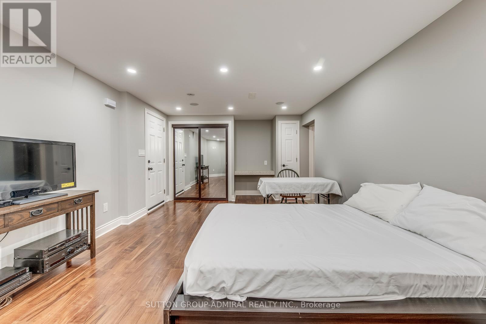 69 Norgrove Crescent, Toronto, Ontario  M9P 3C7 - Photo 13 - W12382709