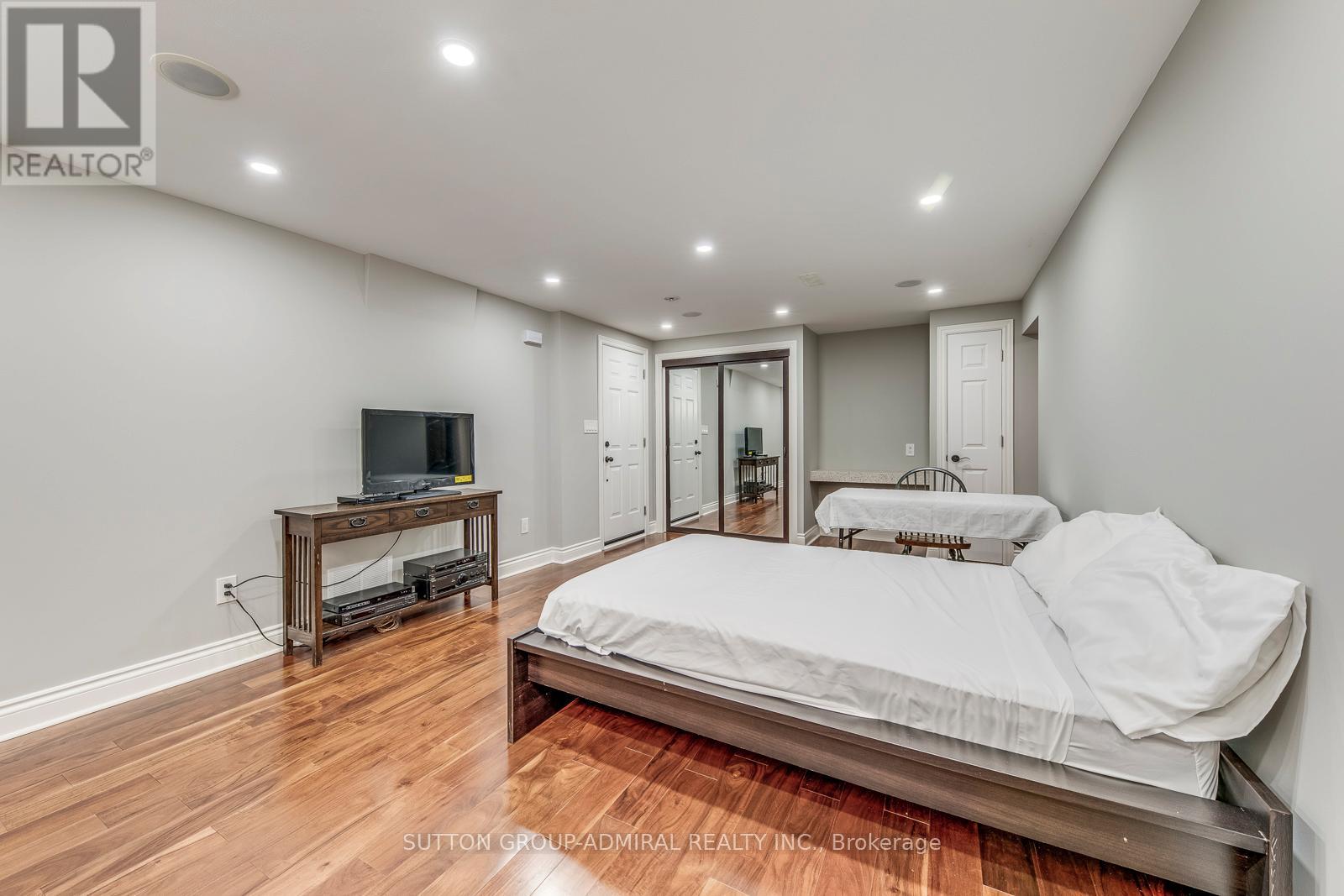 69 Norgrove Crescent, Toronto, Ontario  M9P 3C7 - Photo 14 - W12382709