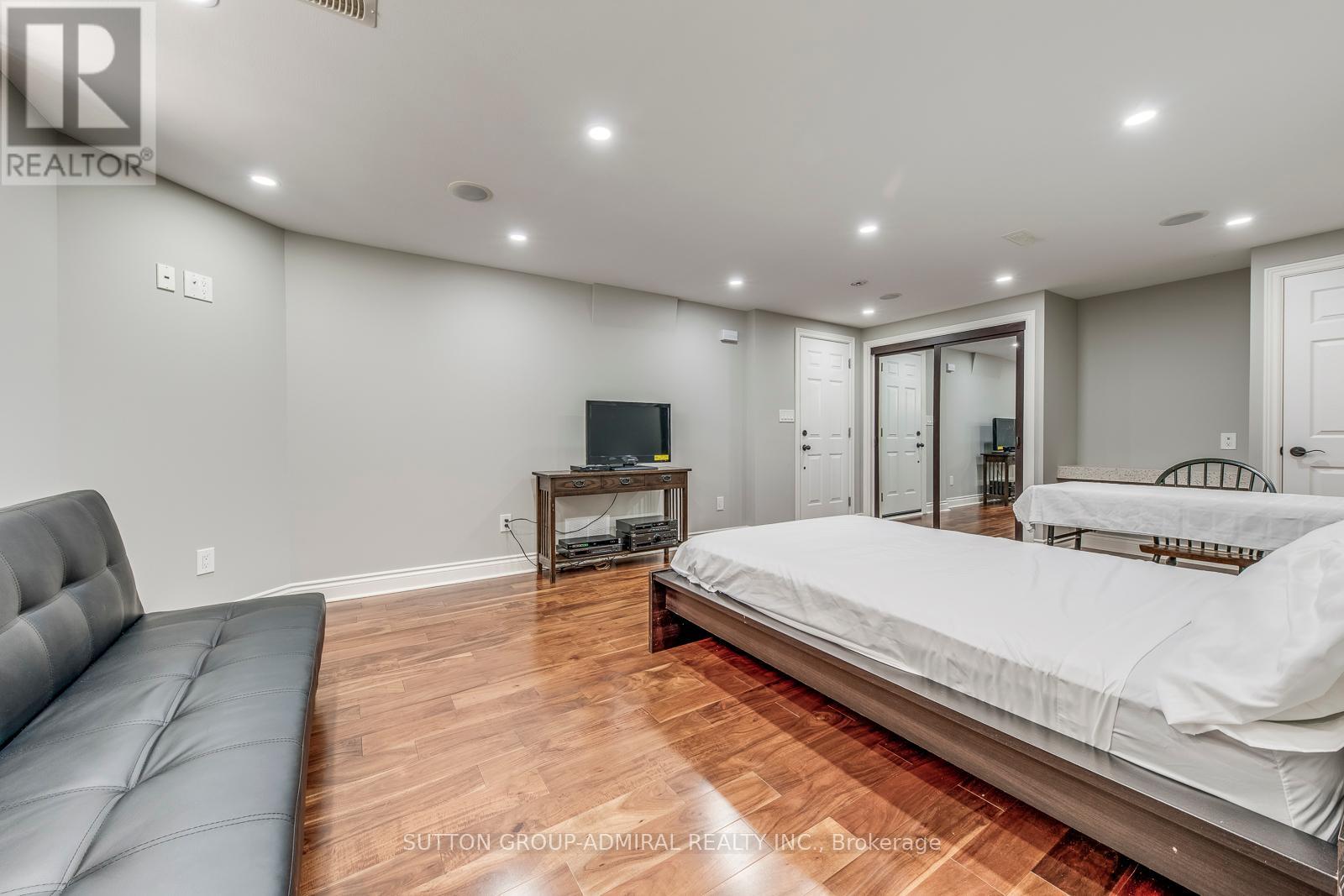 69 Norgrove Crescent, Toronto, Ontario  M9P 3C7 - Photo 17 - W12382709