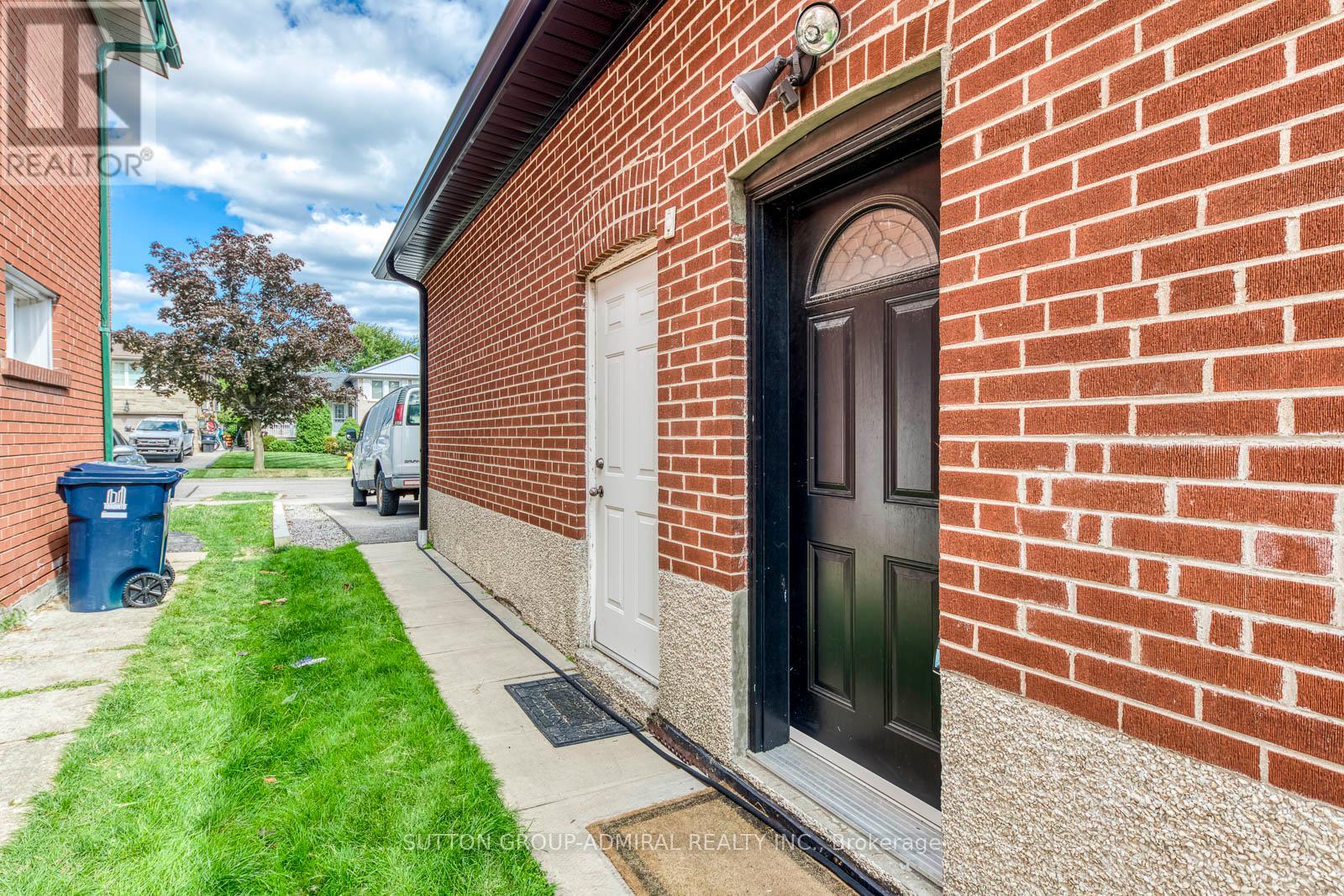 69 Norgrove Crescent, Toronto, Ontario  M9P 3C7 - Photo 3 - W12382709