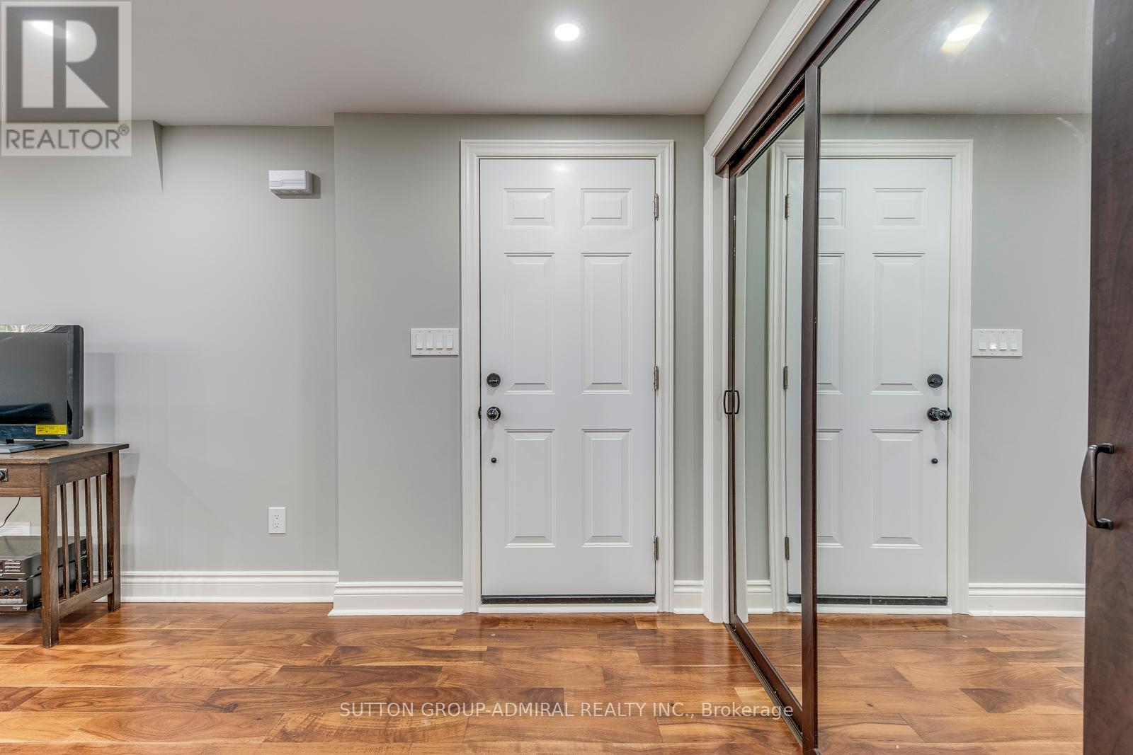 69 Norgrove Crescent, Toronto, Ontario  M9P 3C7 - Photo 5 - W12382709