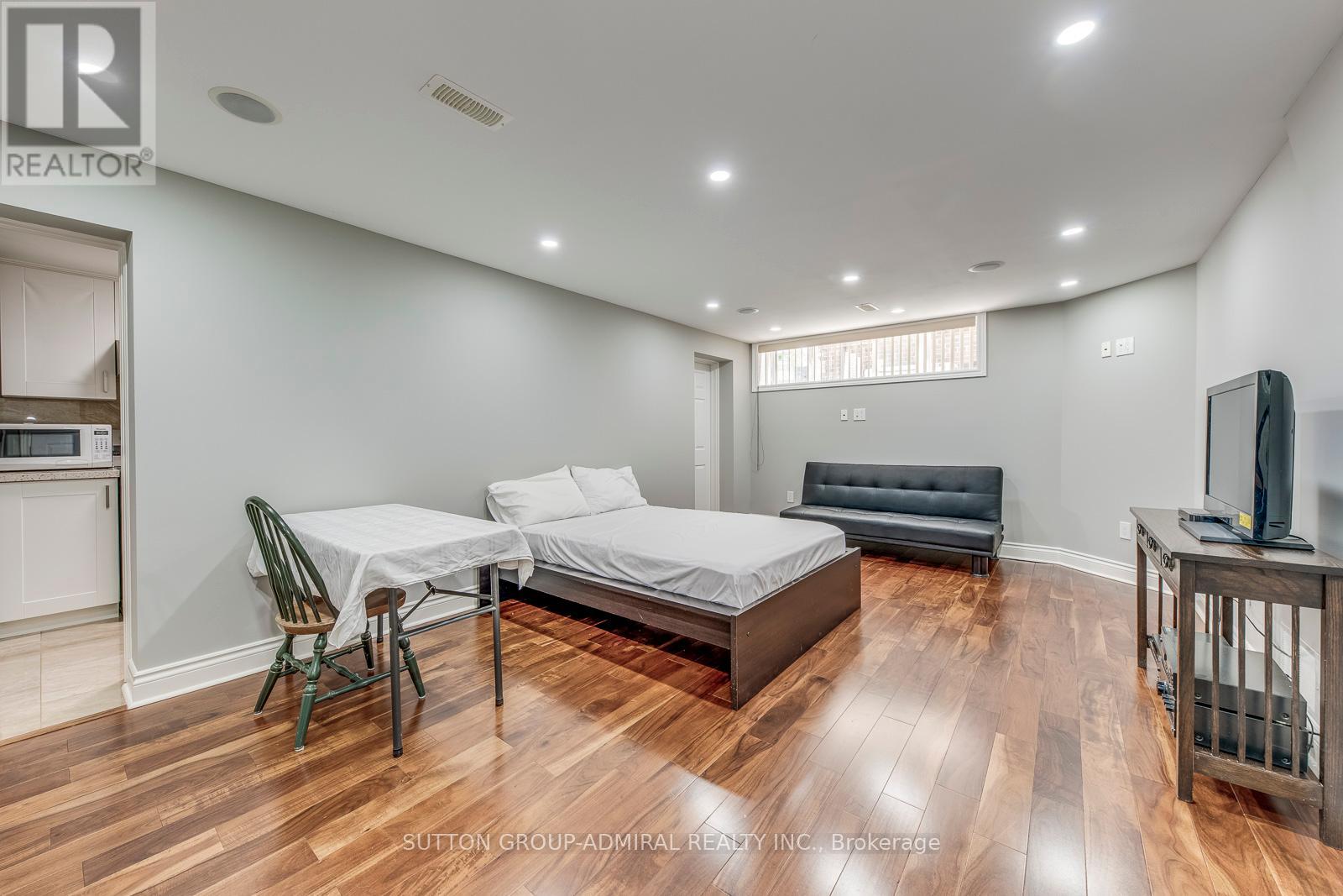 69 Norgrove Crescent, Toronto, Ontario  M9P 3C7 - Photo 6 - W12382709