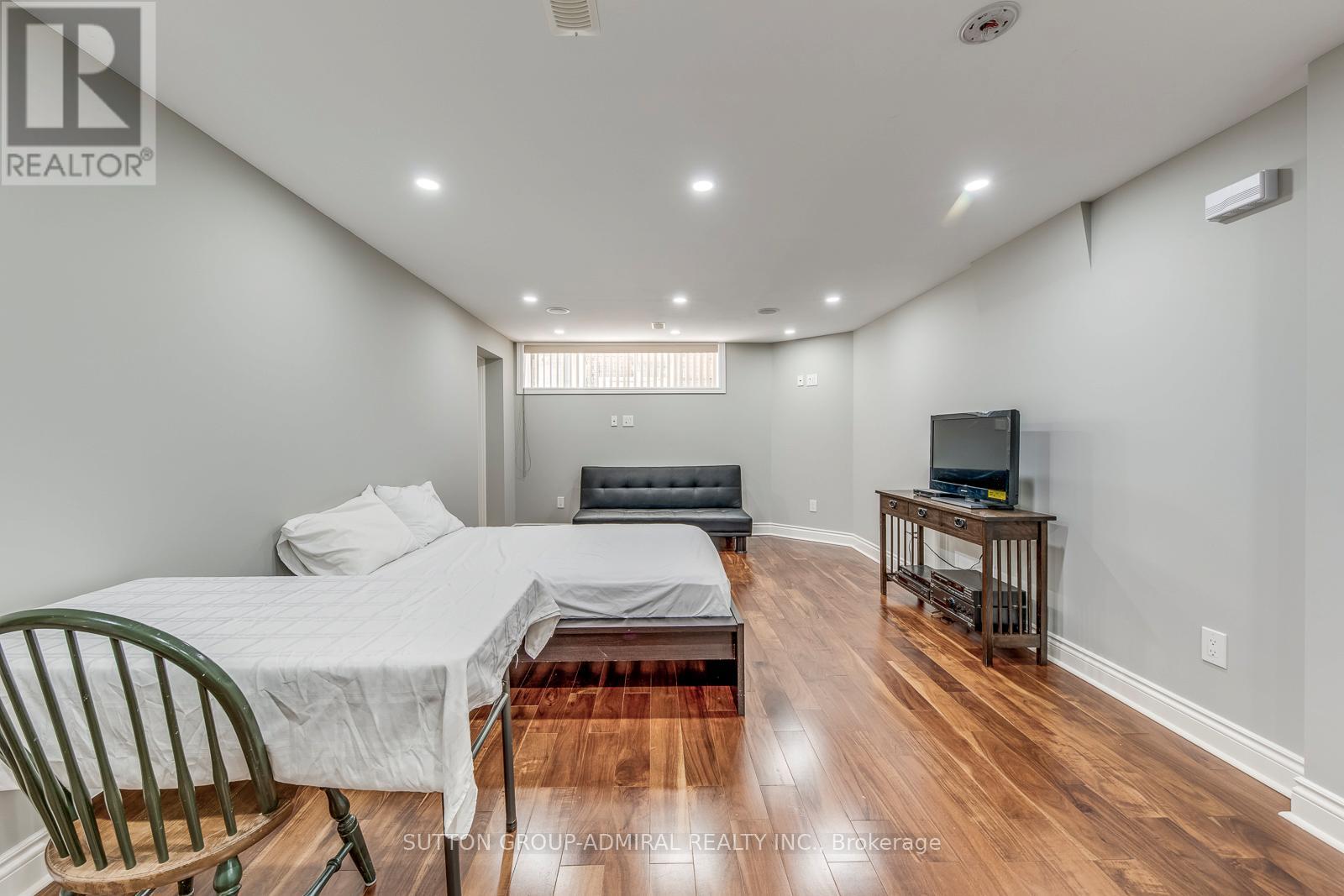 69 Norgrove Crescent, Toronto, Ontario  M9P 3C7 - Photo 7 - W12382709
