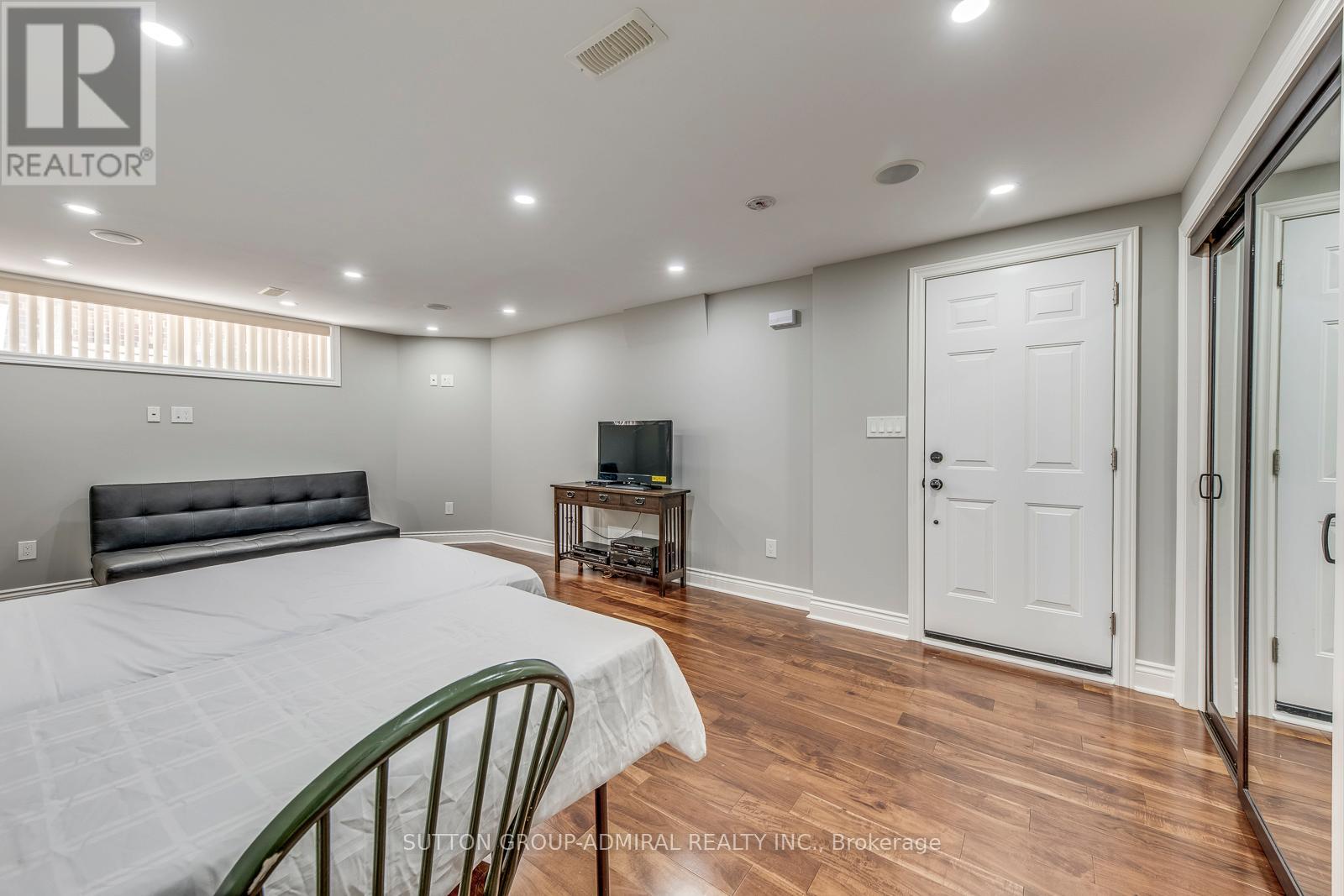 69 Norgrove Crescent, Toronto, Ontario  M9P 3C7 - Photo 8 - W12382709