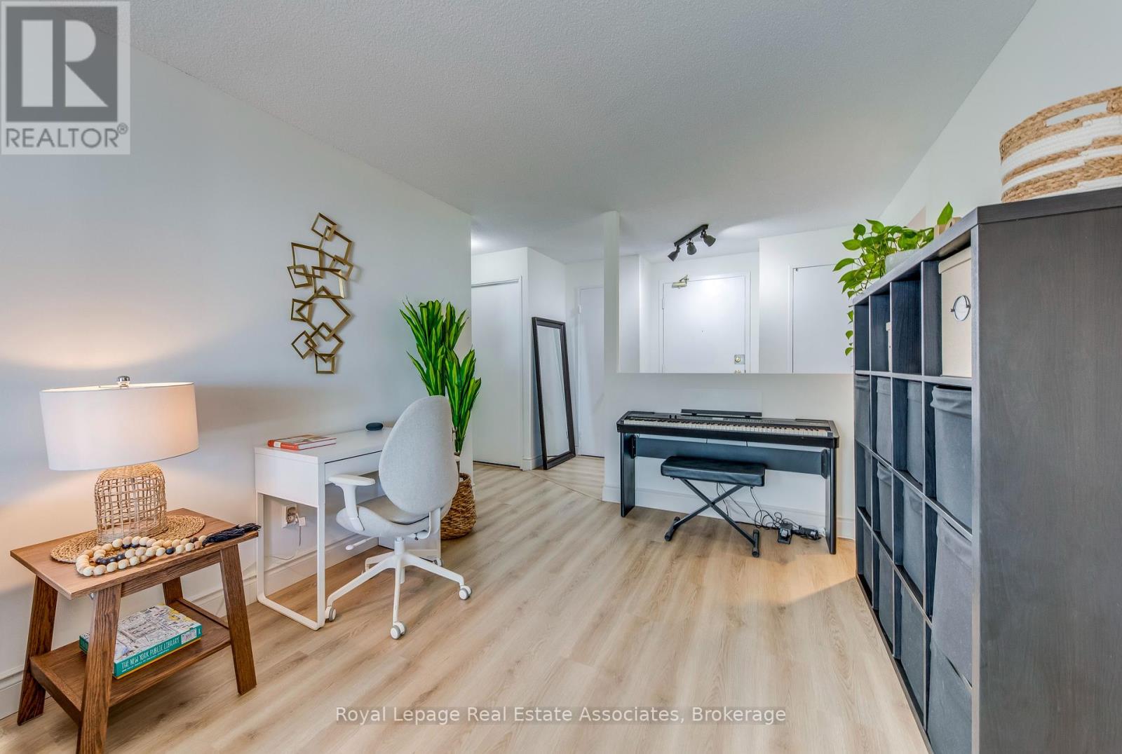 901 - 155 Hillcrest Avenue, Mississauga, Ontario  L5B 3Z2 - Photo 6 - W12382712