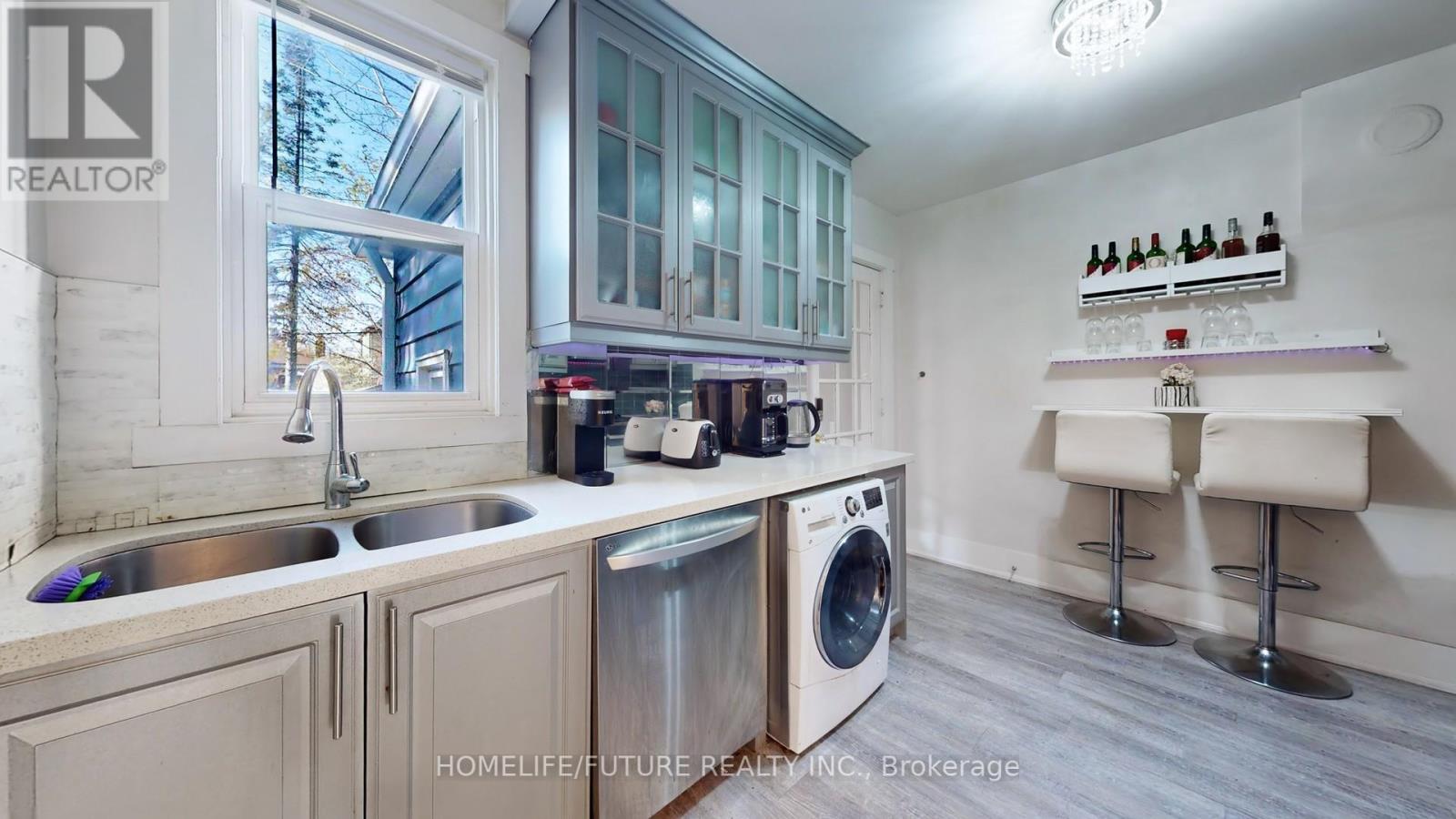 82 Heman Street, Toronto (Mimico), Ontario  M8V 1X5 - Photo 8 - W12382725