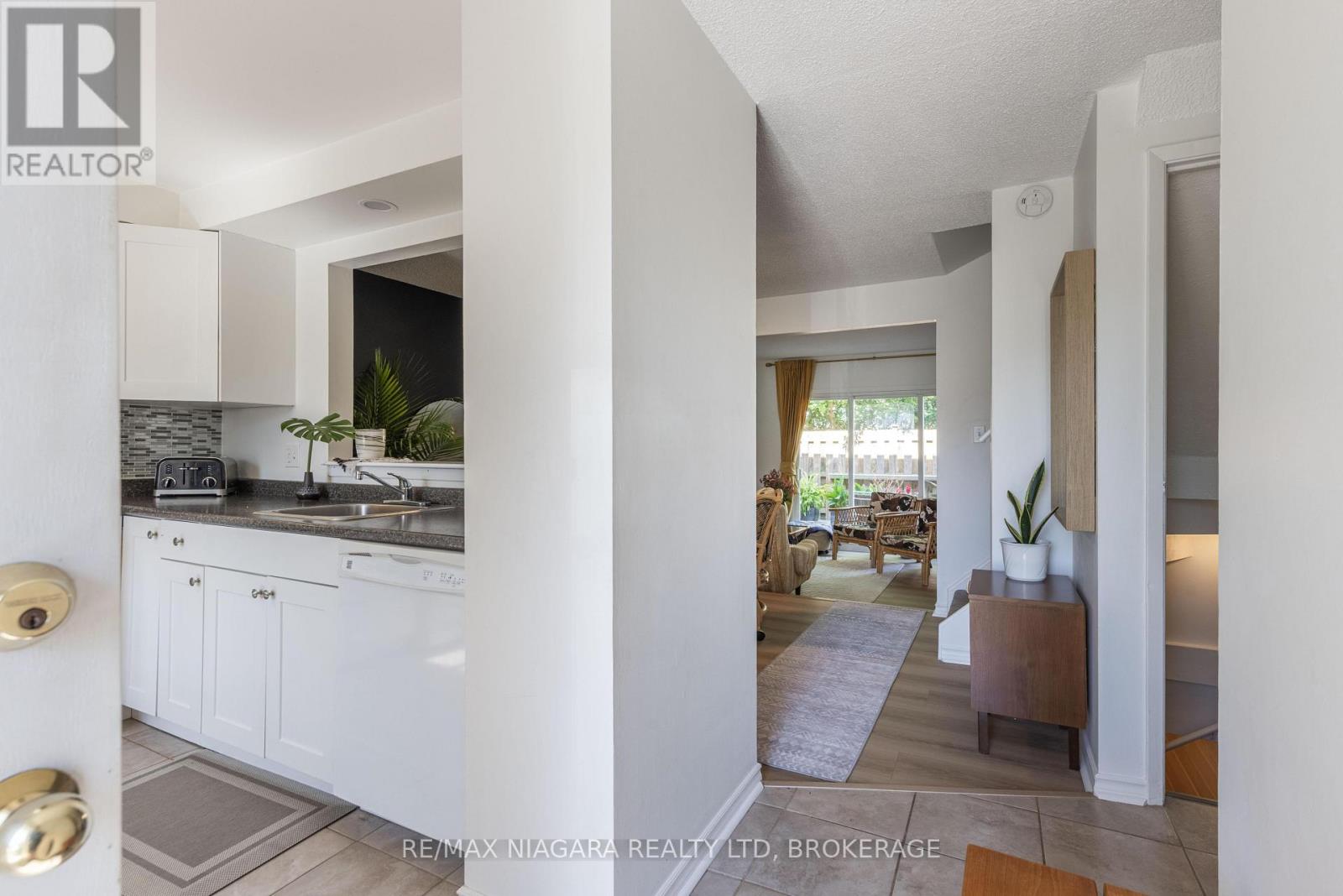 43 - 6767 Thorold Stone Road, Niagara Falls (Stamford), Ontario  L2J 3W9 - Photo 3 - X12382754