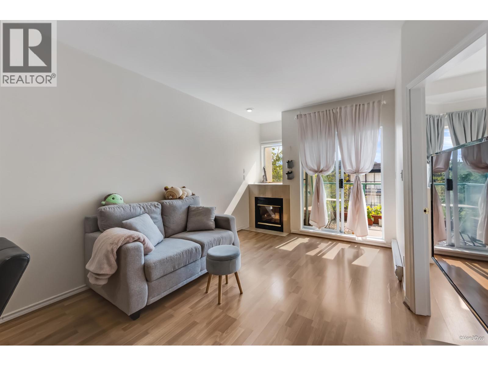 104 177 W 5th Street, North Vancouver, British Columbia  V7M 2L7 - Photo 3 - R3044039