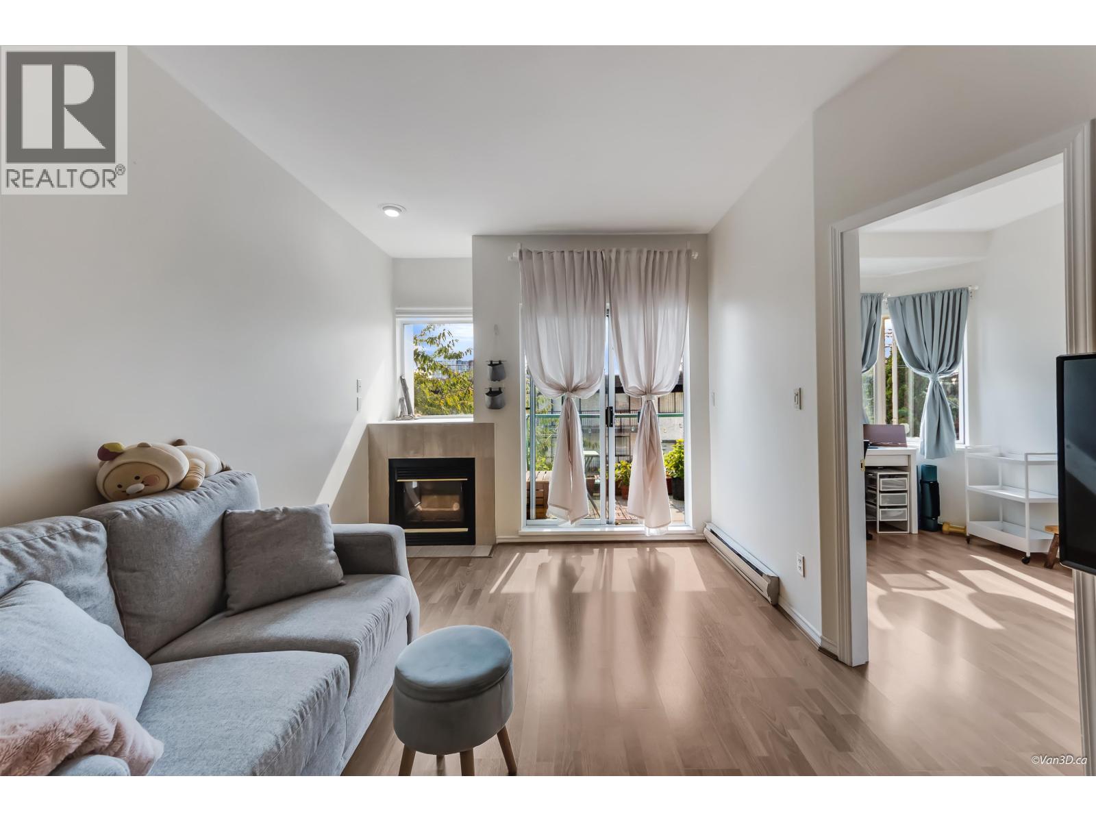 104 177 W 5th Street, North Vancouver, British Columbia  V7M 2L7 - Photo 4 - R3044039