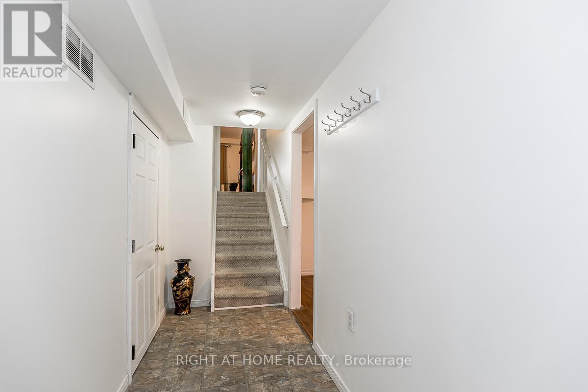Lower - 20 Carlton Road, Barrie, Ontario  L4M 5J6 - Photo 2 - S12382745