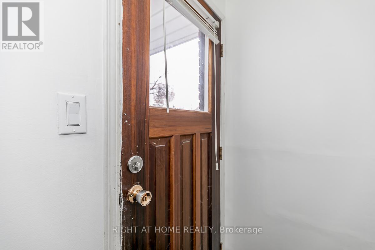 Lower - 20 Carlton Road, Barrie, Ontario  L4M 5J6 - Photo 3 - S12382745