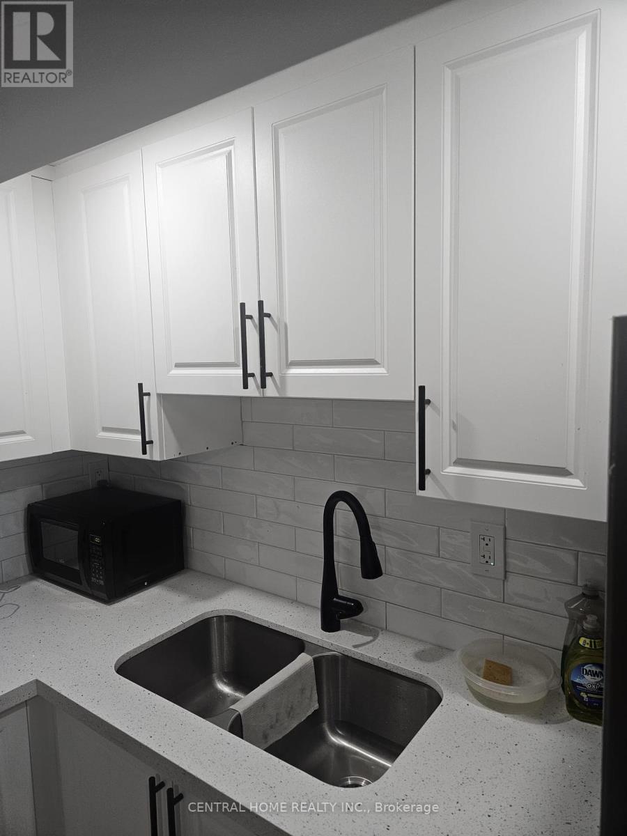 1372 Rebecca Street, Oakville, Ontario  L6L 1Z4 - Photo 3 - W12382772