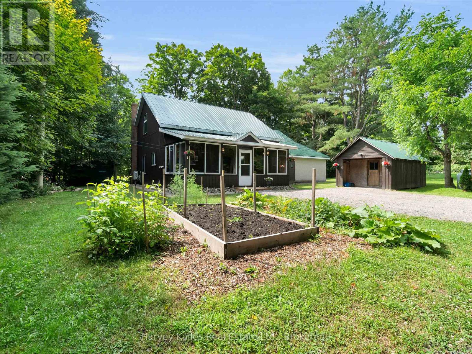 15 Victoria Street, Seguin, Ontario  P0C 1J0 - Photo 2 - X12382824