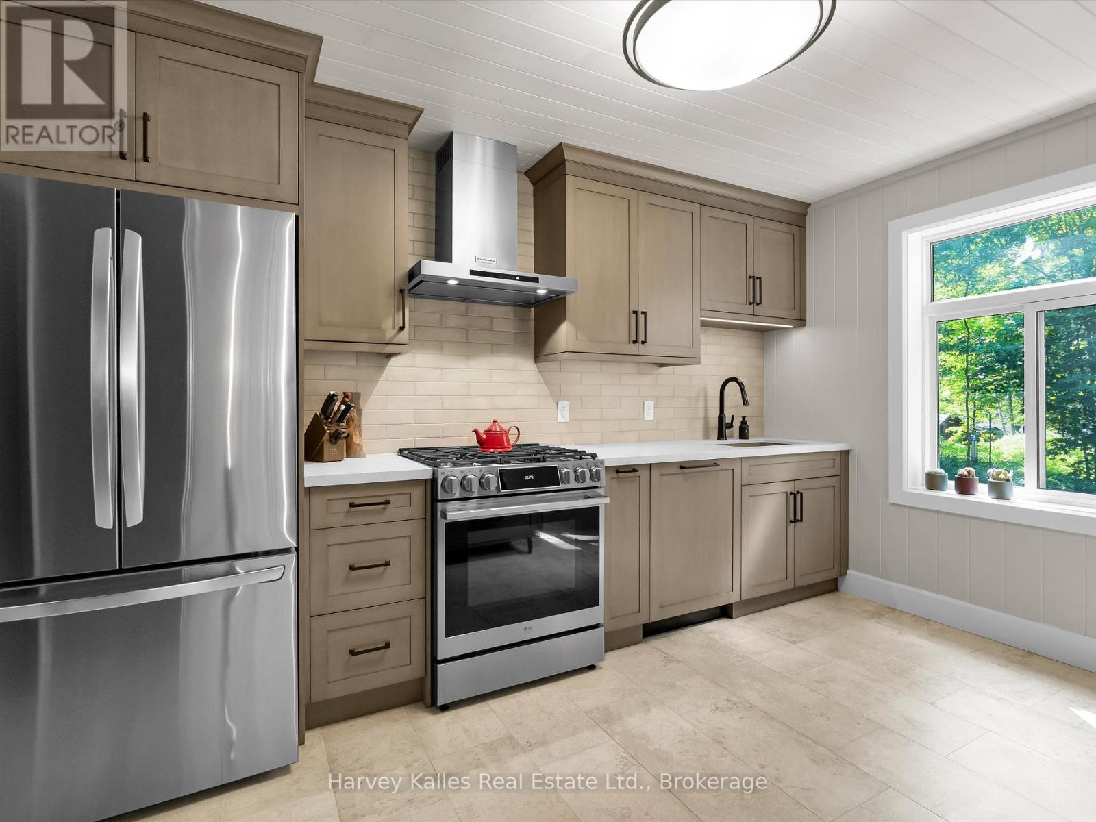 15 Victoria Street, Seguin, Ontario  P0C 1J0 - Photo 6 - X12382824