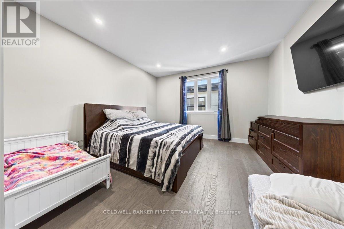 A & B - 25 Pennard Way, Ottawa, Ontario  K1T 4C1 - Photo 32 - X12382817