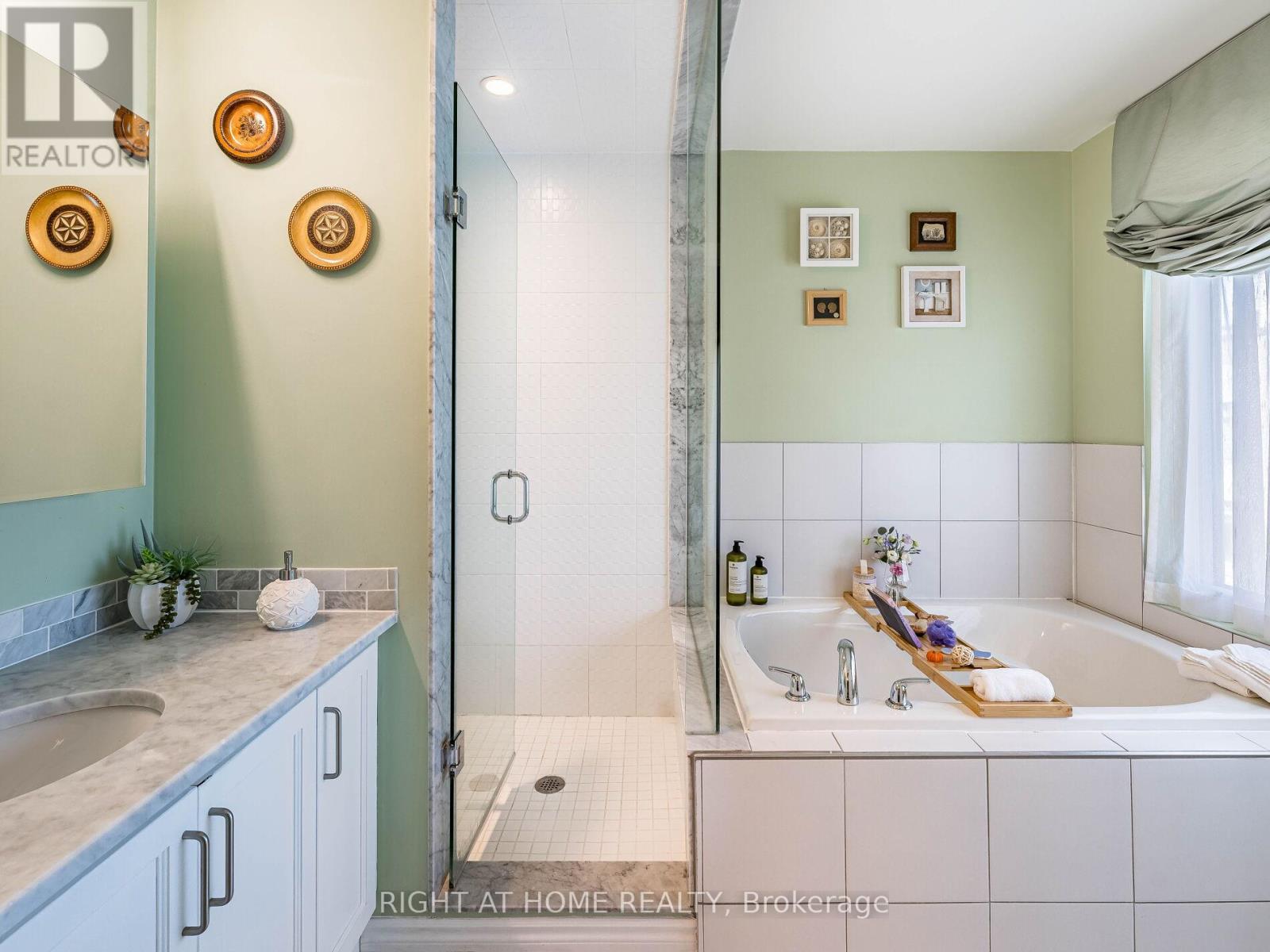 44 - 26 Applewood Lane, Toronto (Etobicoke West Mall), Ontario  M9C 0C1 - Photo 34 - W12382895