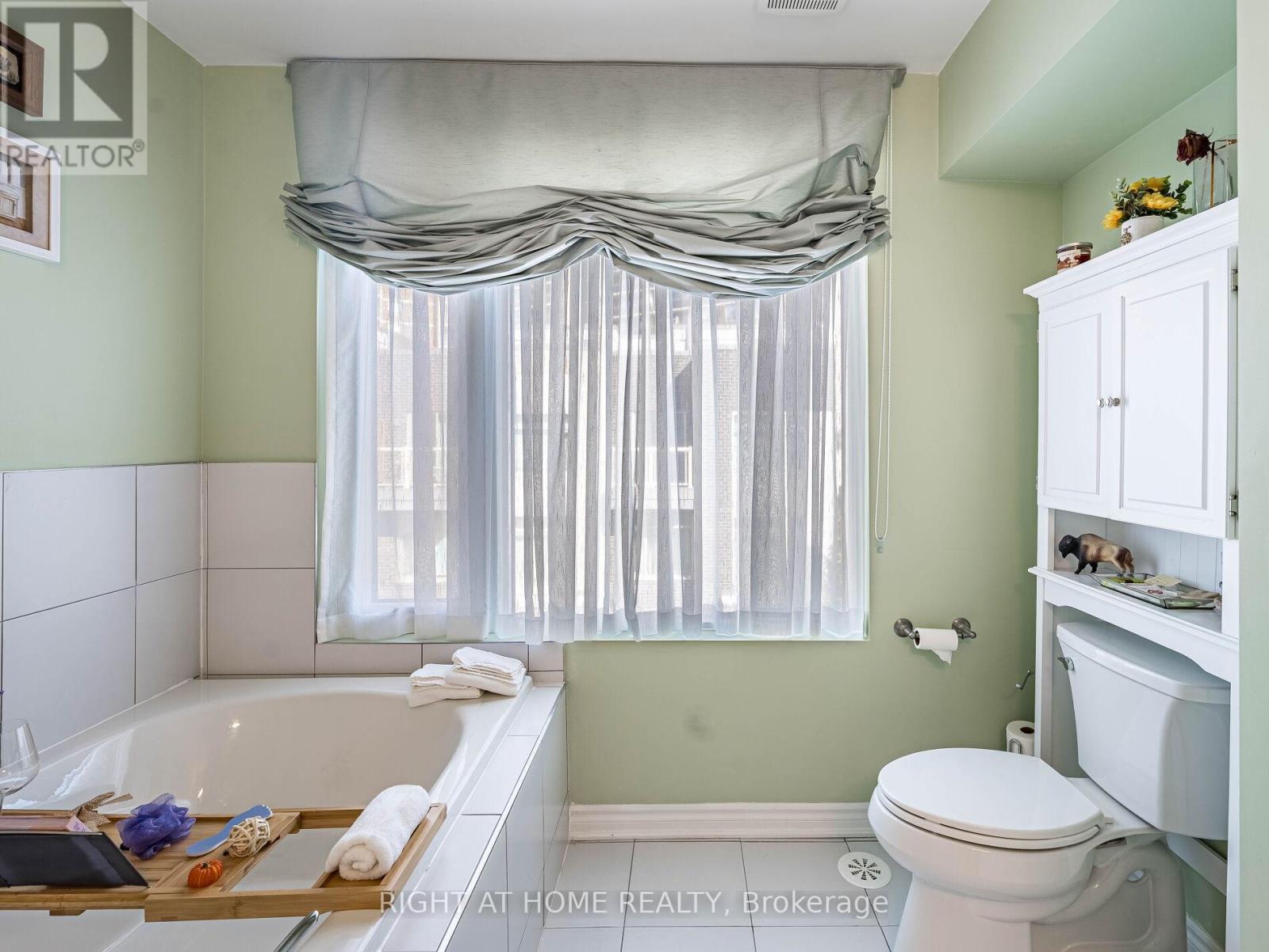 44 - 26 Applewood Lane, Toronto (Etobicoke West Mall), Ontario  M9C 0C1 - Photo 36 - W12382895