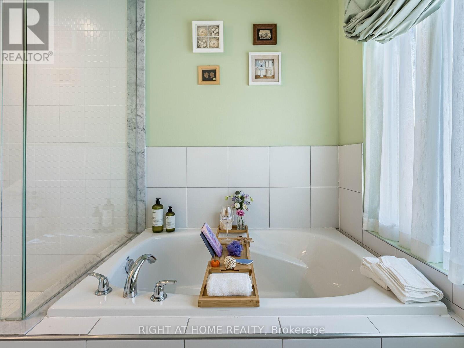 44 - 26 Applewood Lane, Toronto (Etobicoke West Mall), Ontario  M9C 0C1 - Photo 37 - W12382895