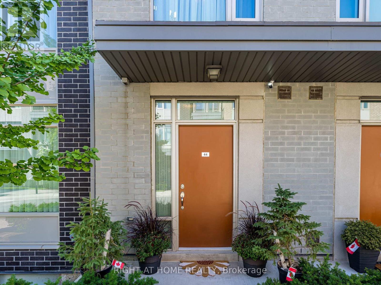 Property at 44 - 26 APPLEWOOD LANE image 4