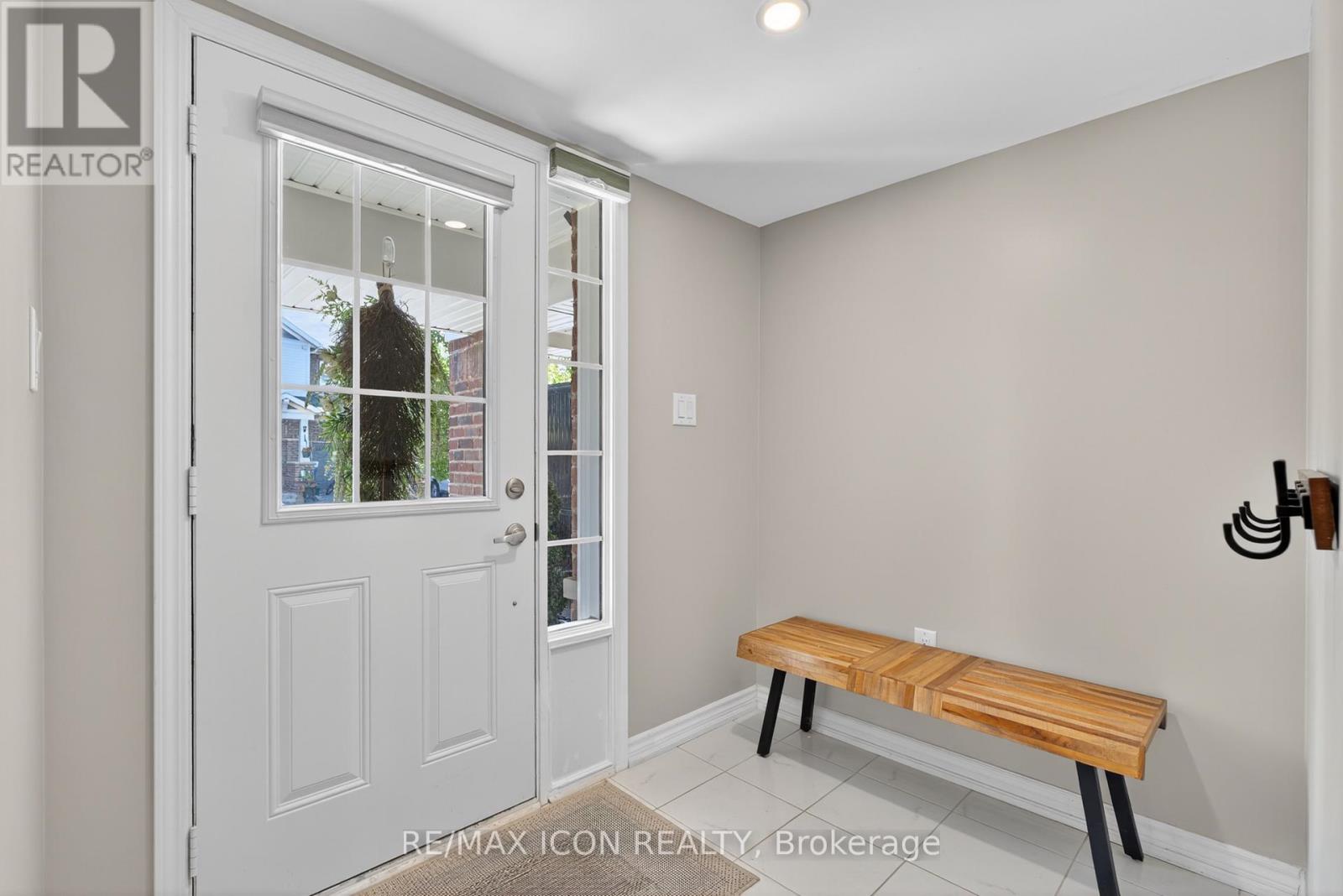 513 Fir Court, Milton, Ontario  L9T 7E7 - Photo 5 - W12382913