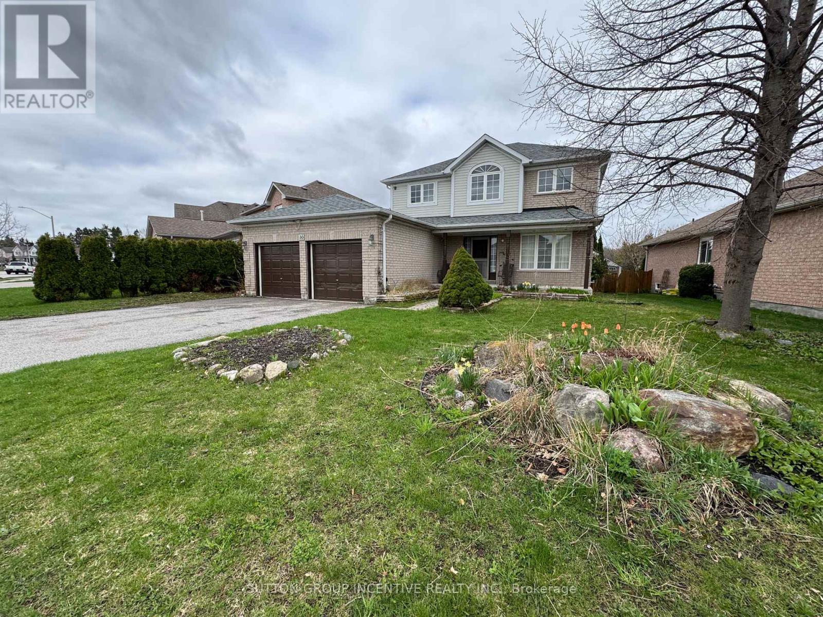 30 COUNTRY LANE, Barrie, Ontario