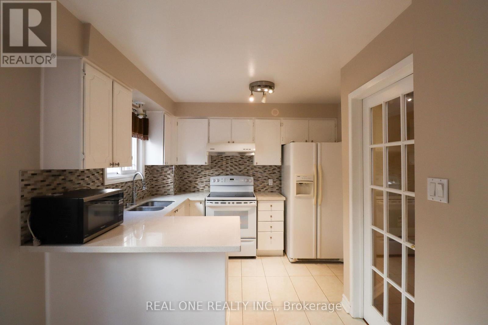 4139 Quaker Hill Drive, Mississauga, Ontario  L5C 3M2 - Photo 5 - W12296758