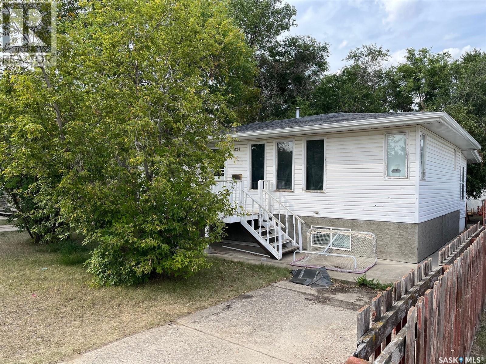 1024 Hastings Street, Moose Jaw, Saskatchewan  S6H 5R8 - Photo 1 - SK017537