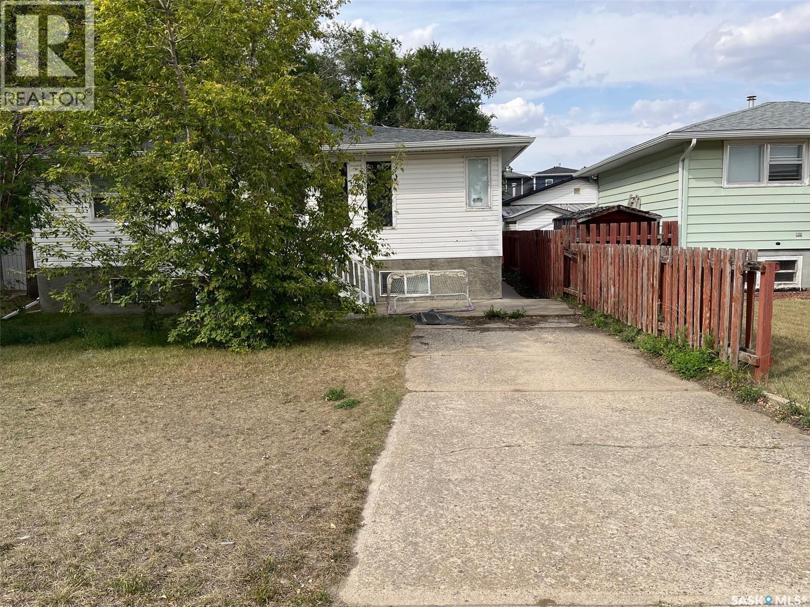1024 Hastings Street, Moose Jaw, Saskatchewan  S6H 5R8 - Photo 3 - SK017537