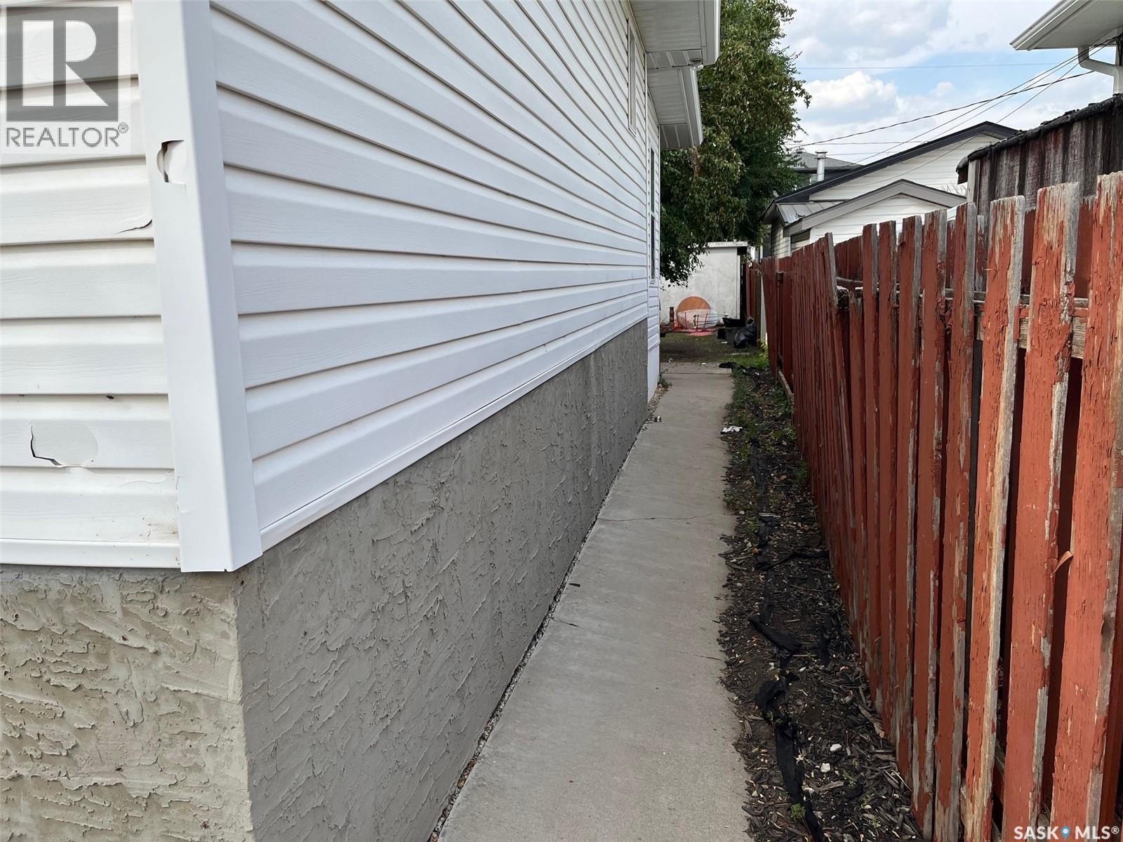 1024 Hastings Street, Moose Jaw, Saskatchewan  S6H 5R8 - Photo 4 - SK017537