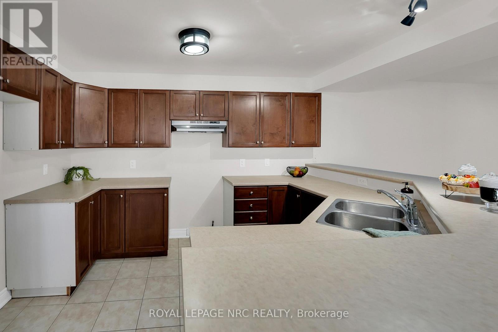 58 Queens Circle, Fort Erie, Ontario  L0S 1B0 - Photo 16 - X12383016