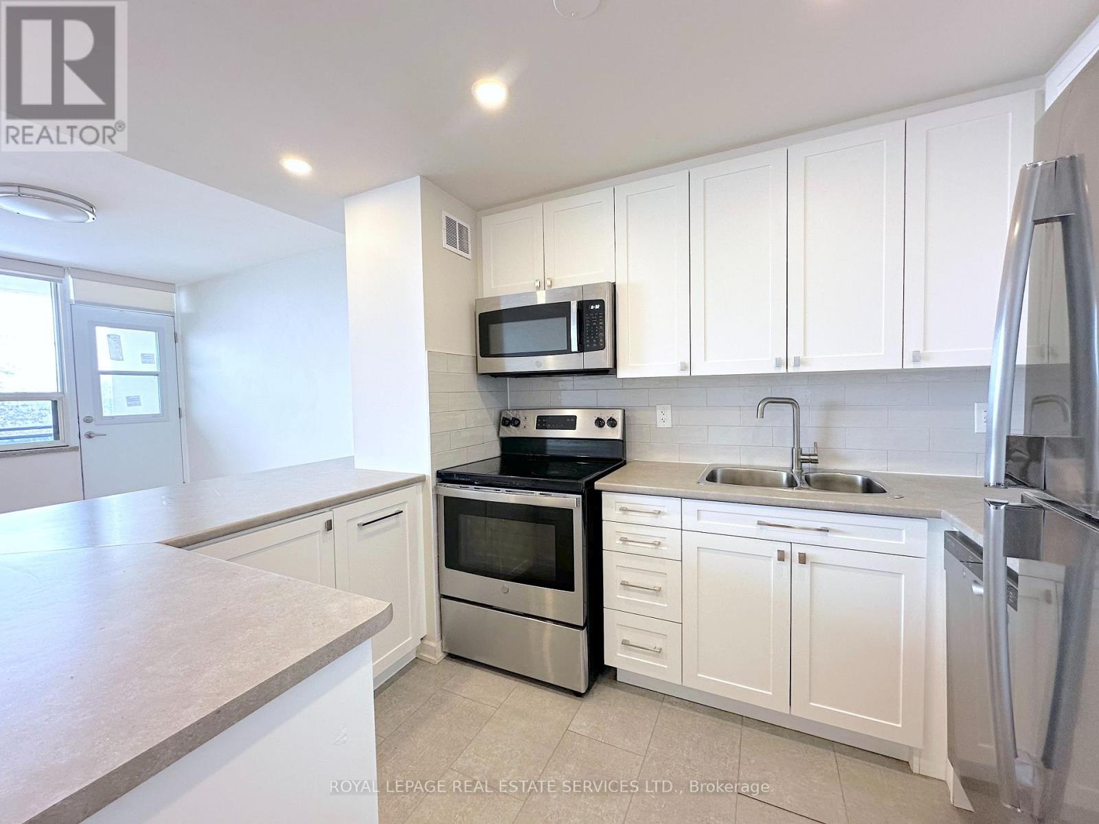 210 - 12 Rockford Road, Toronto, Ontario  M2R 3A2 - Photo 5 - C12383072