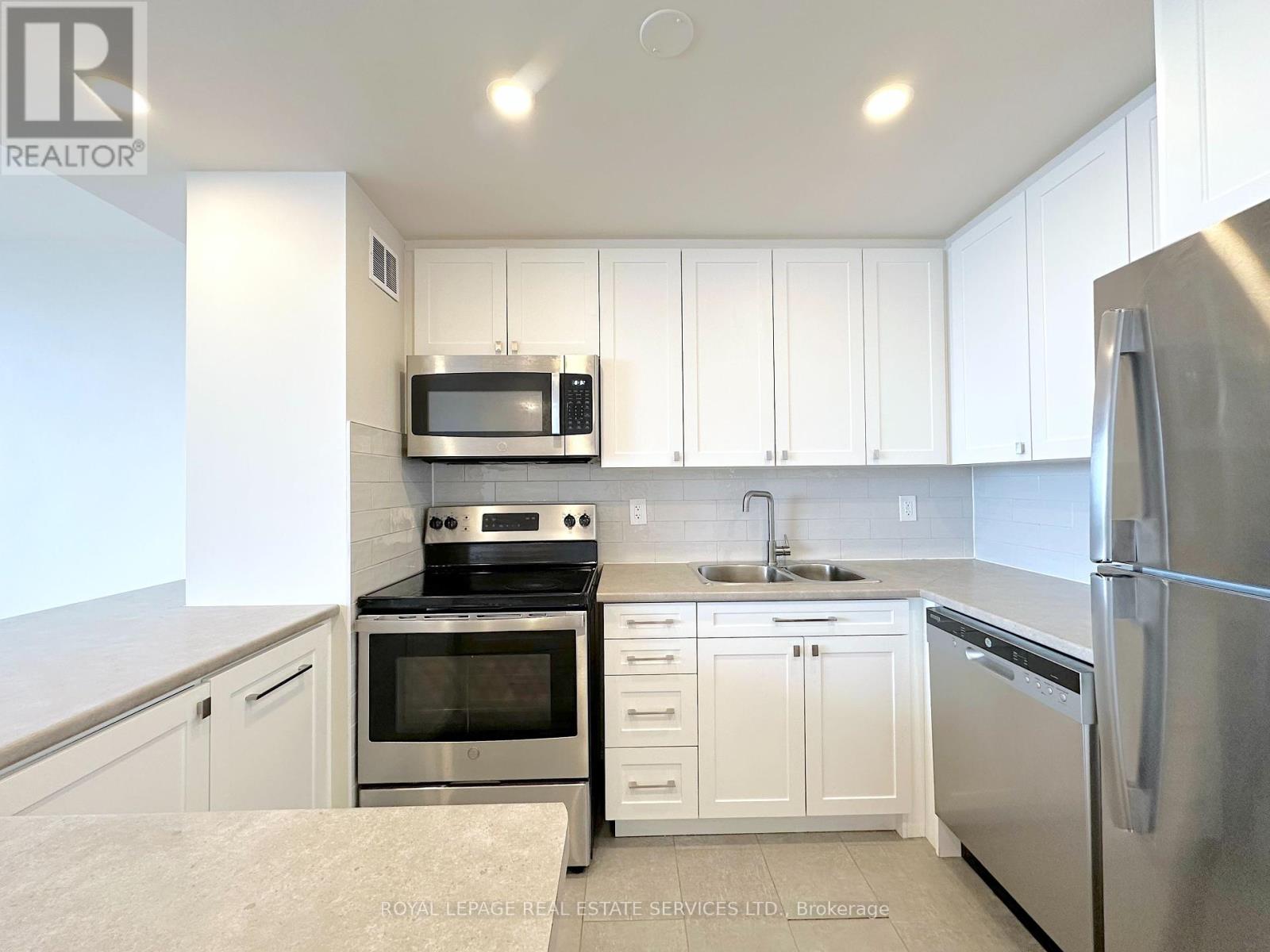 210 - 12 Rockford Road, Toronto, Ontario  M2R 3A2 - Photo 6 - C12383072