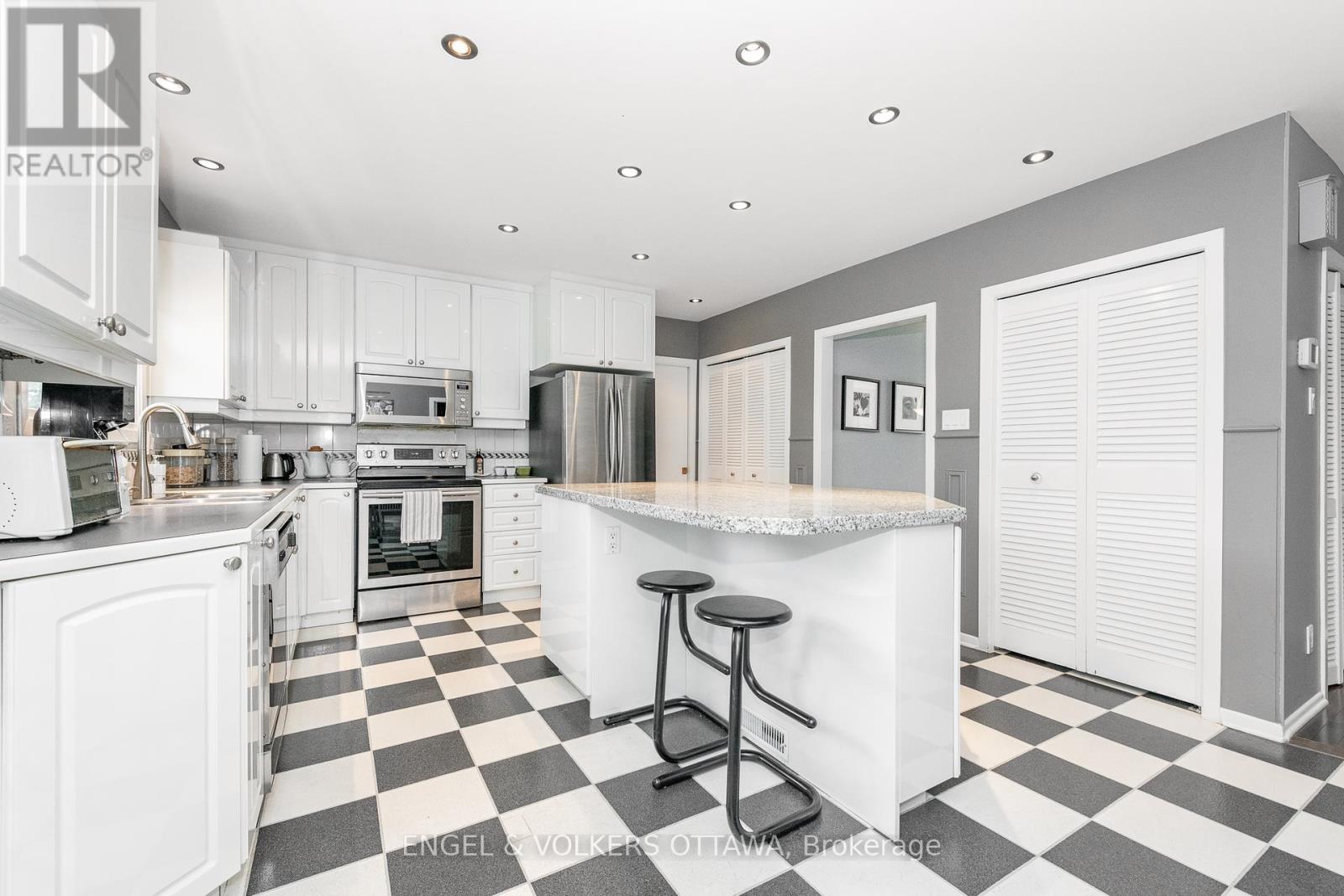 899 Dresden Crescent, Ottawa, Ontario  K2B 5H8 - Photo 12 - X12383106