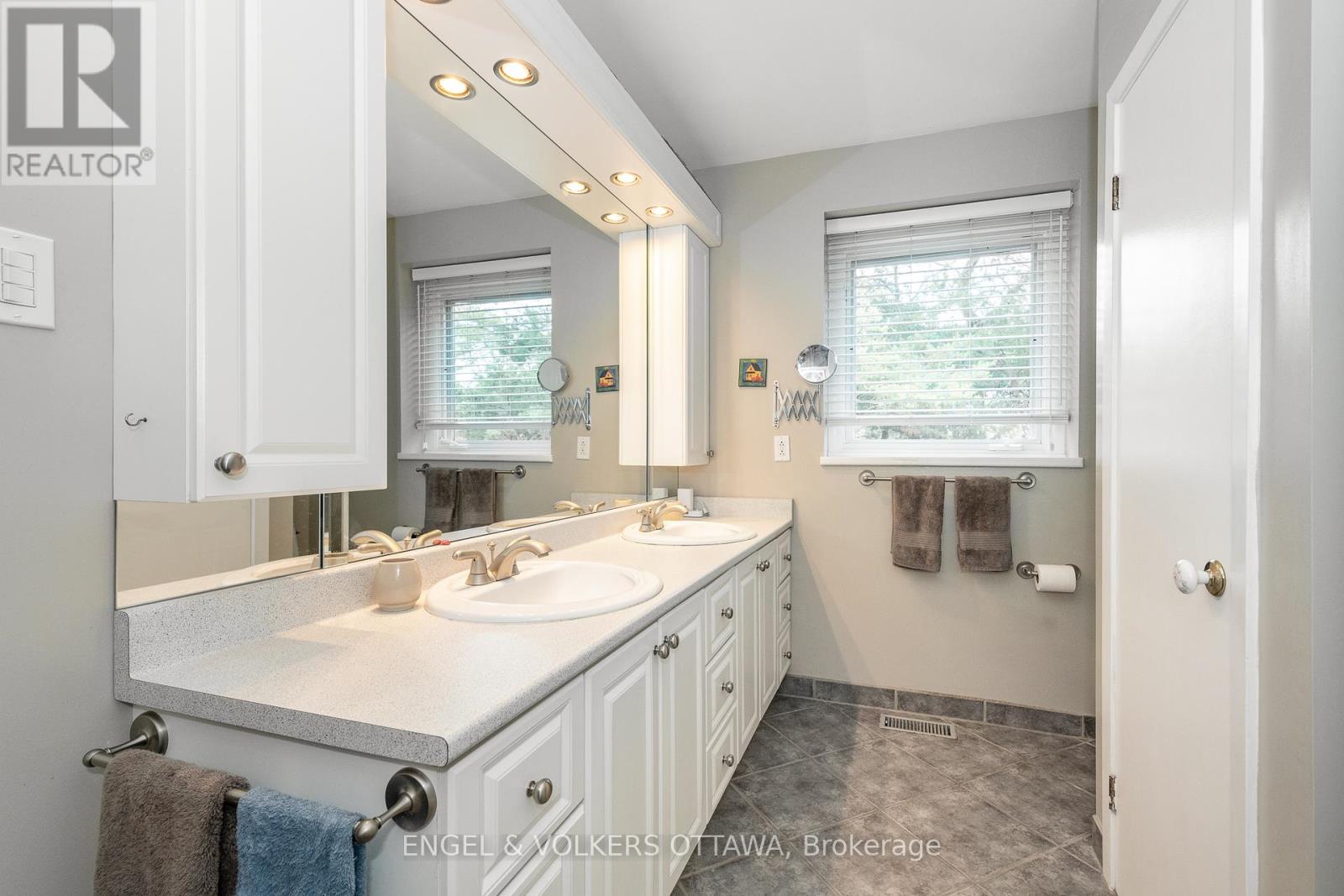 899 Dresden Crescent, Ottawa, Ontario  K2B 5H8 - Photo 15 - X12383106