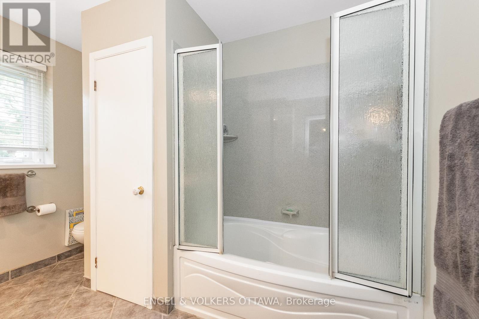 899 Dresden Crescent, Ottawa, Ontario  K2B 5H8 - Photo 16 - X12383106