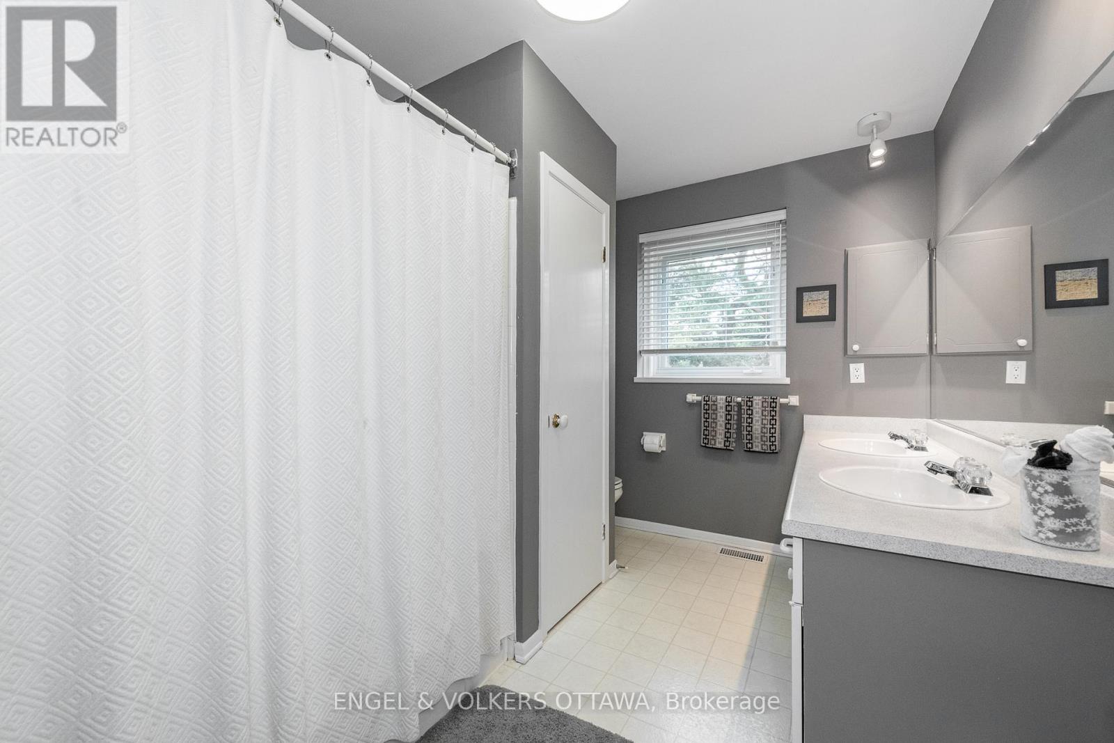 899 Dresden Crescent, Ottawa, Ontario  K2B 5H8 - Photo 19 - X12383106