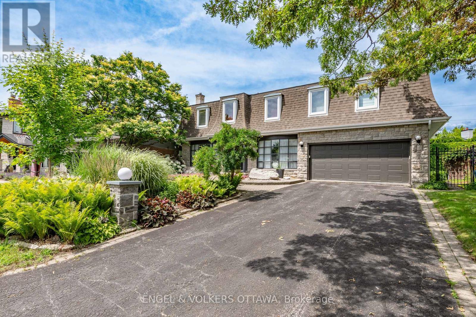 Property at 899 DRESDEN CRESCENT image 2