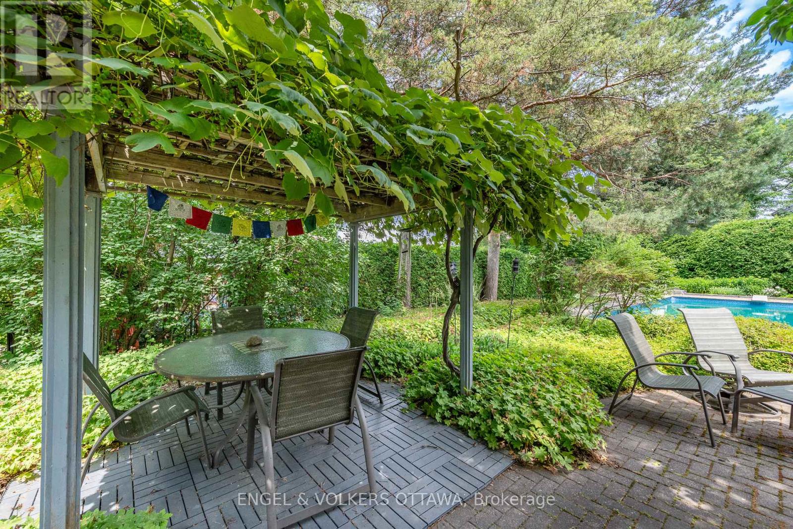 899 Dresden Crescent, Ottawa, Ontario  K2B 5H8 - Photo 30 - X12383106