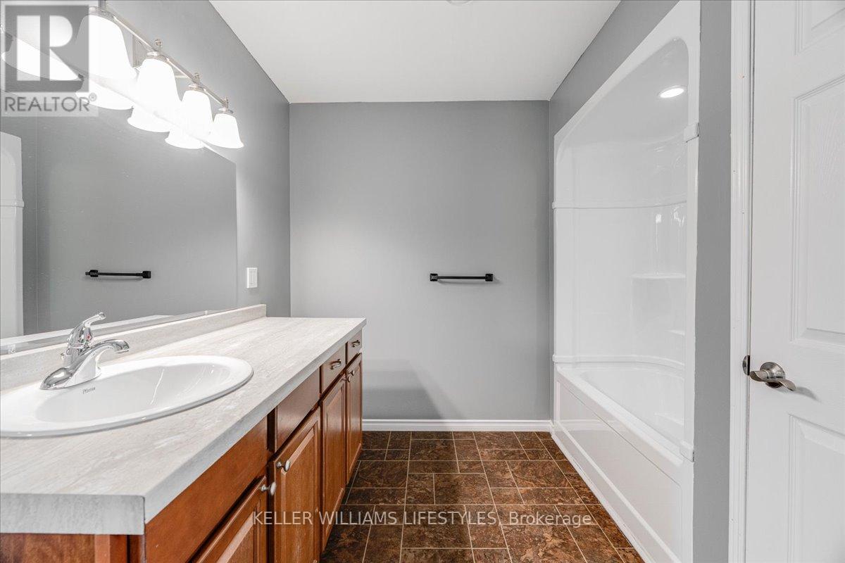 583 St.clair Street, Warwick, Ontario  N0M 2S0 - Photo 7 - X12383237