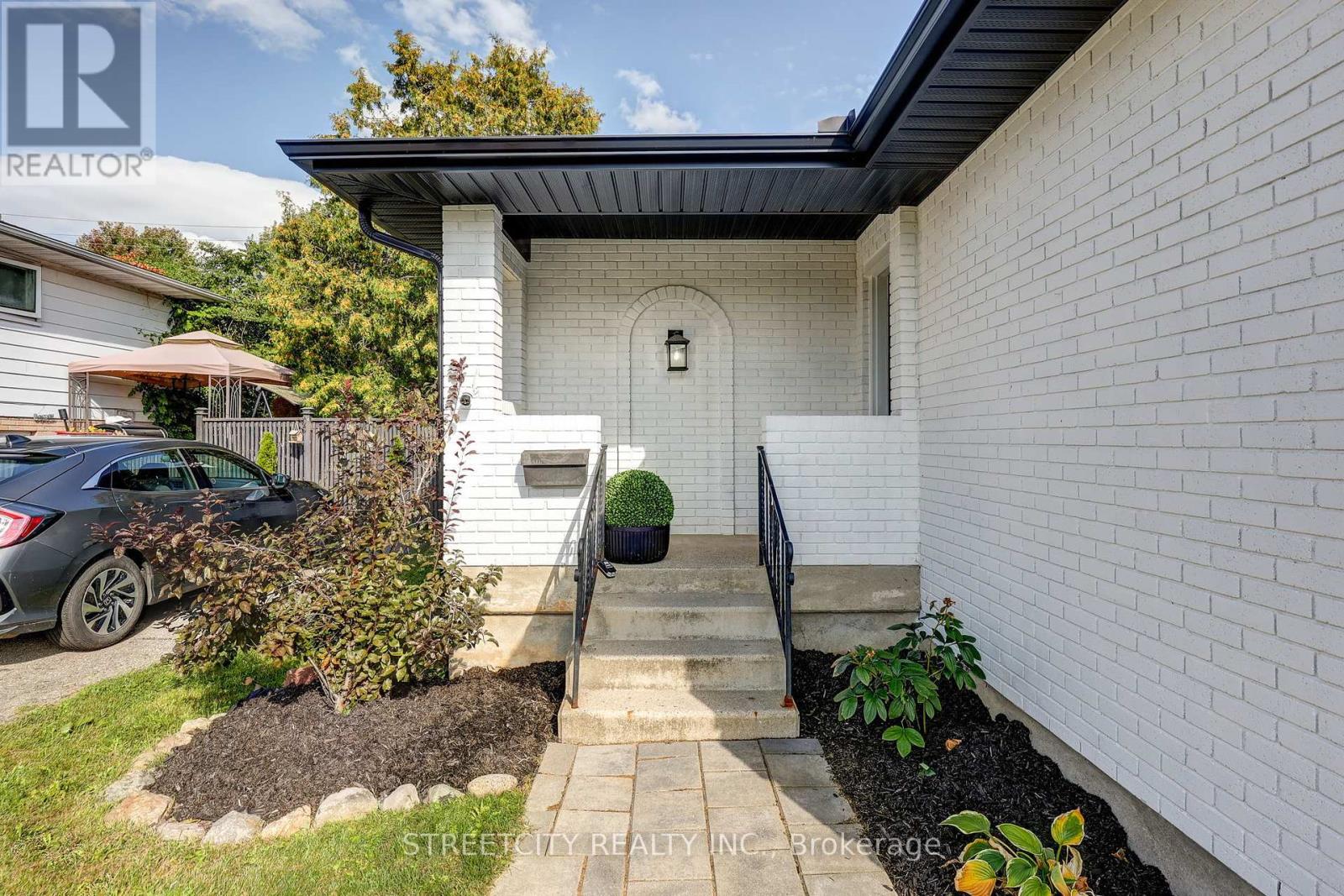 58 Manor Road, St. Thomas, Ontario  N5R 5N7 - Photo 2 - X12383261