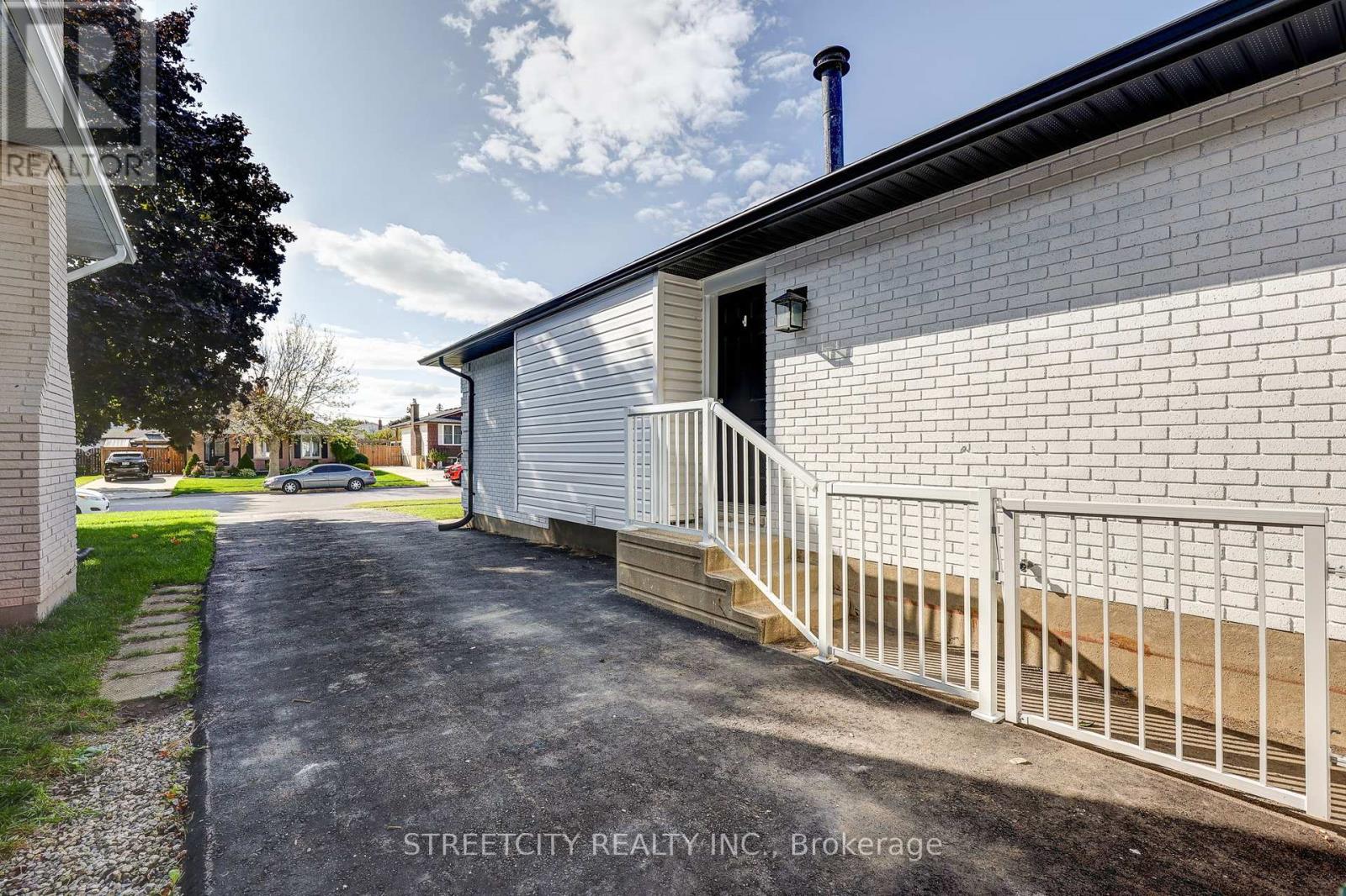 58 Manor Road, St. Thomas, Ontario  N5R 5N7 - Photo 40 - X12383261