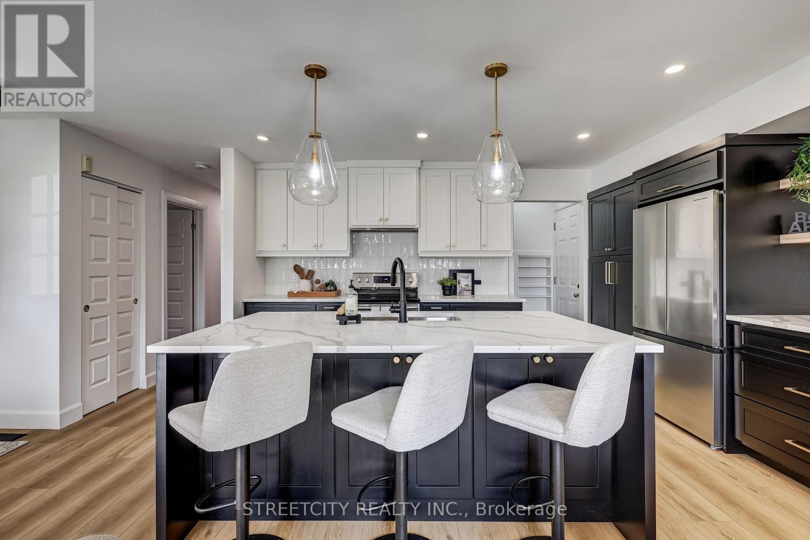 58 Manor Road, St. Thomas, Ontario  N5R 5N7 - Photo 6 - X12383261