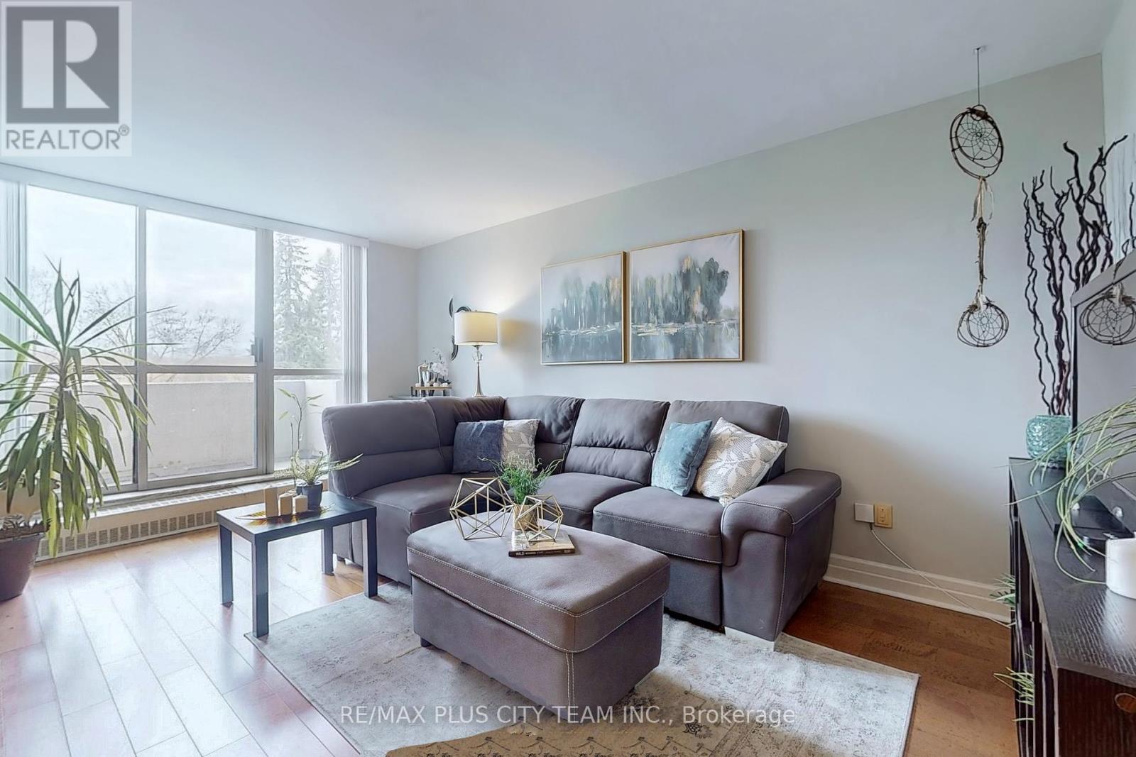 215 - 35 Ormskirk Avenue, Toronto, Ontario  M6S 1A8 - Photo 4 - W12383092