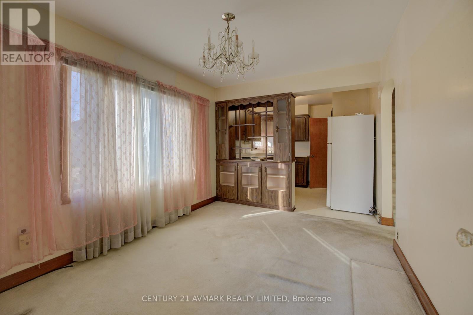 18 Jubilee Drive, St. Catharines (Carlton/bunting), Ontario  L2M 4P8 - Photo 11 - X12383175