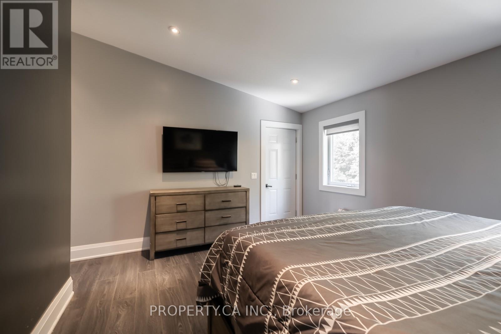 176 Pleasant Boulevard, Georgina, Ontario  L4P 2S4 - Photo 21 - N12382643