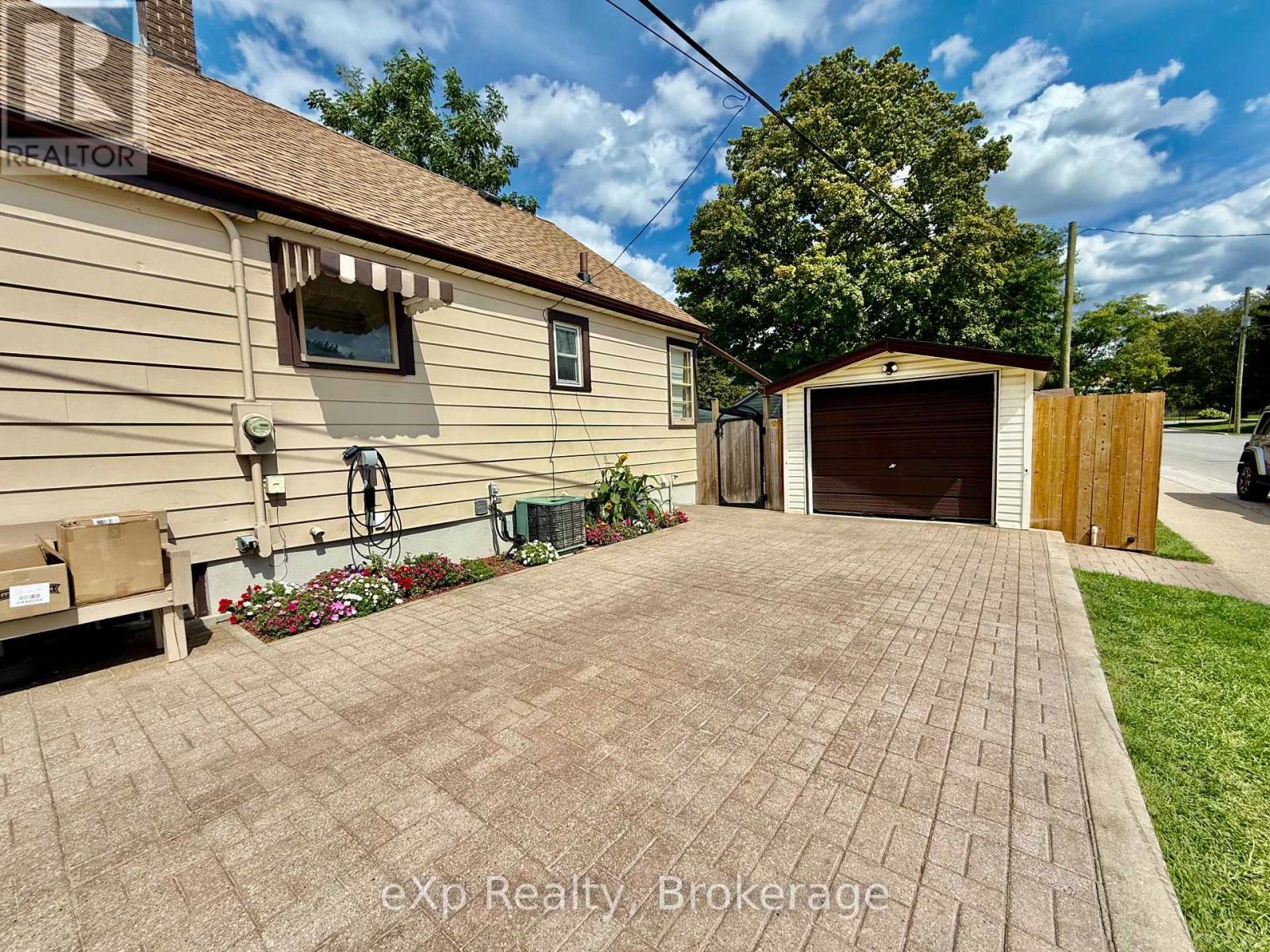 315 10th Avenue, Hanover, Ontario  N4N 2N4 - Photo 14 - X12383355