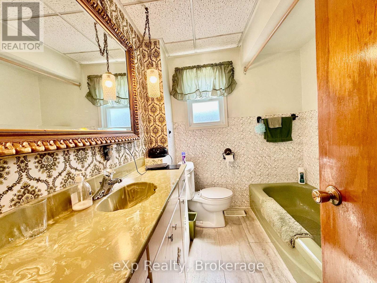 315 10th Avenue, Hanover, Ontario  N4N 2N4 - Photo 6 - X12383355